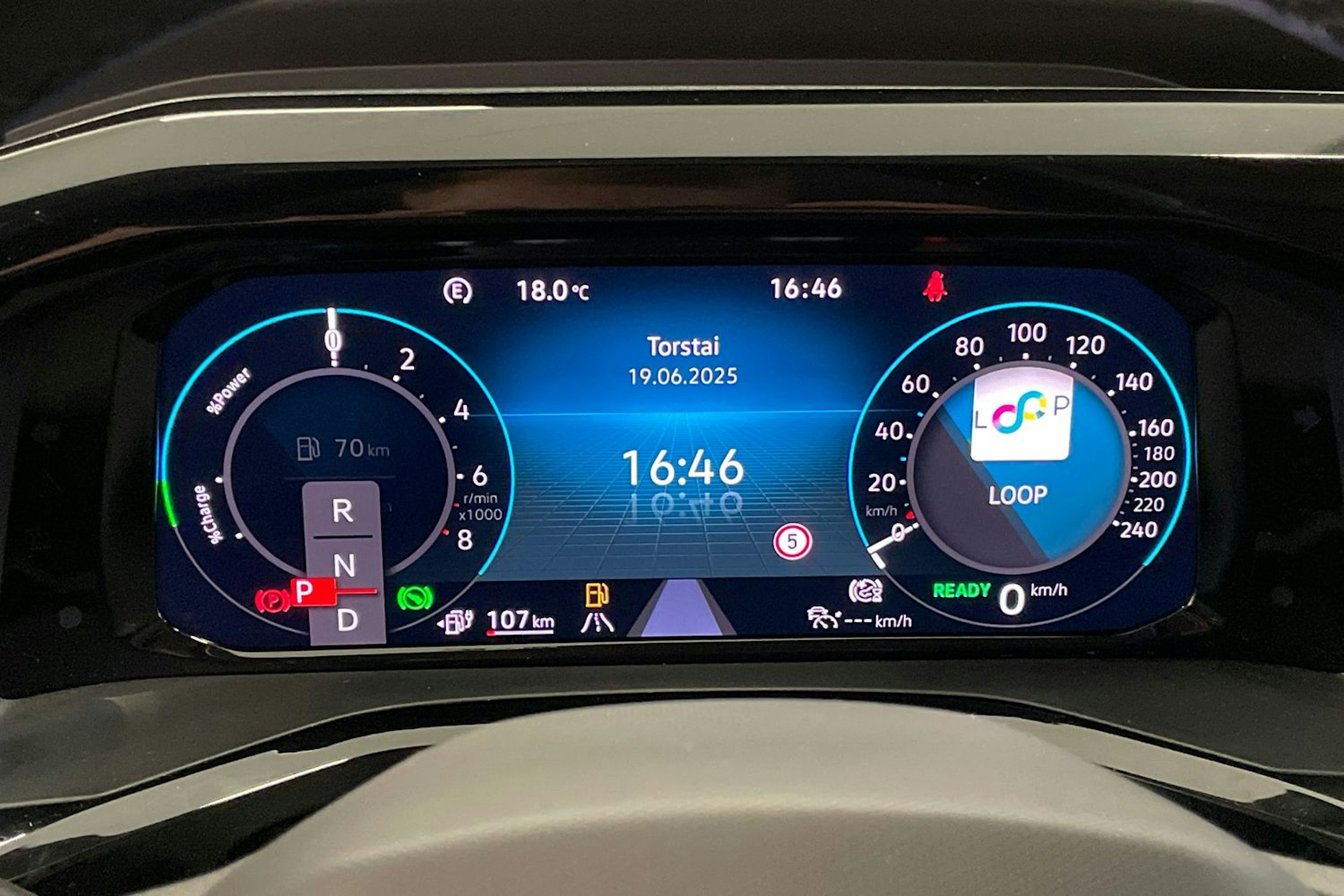 musta Volkswagen Multivan 2022 kuva 18.