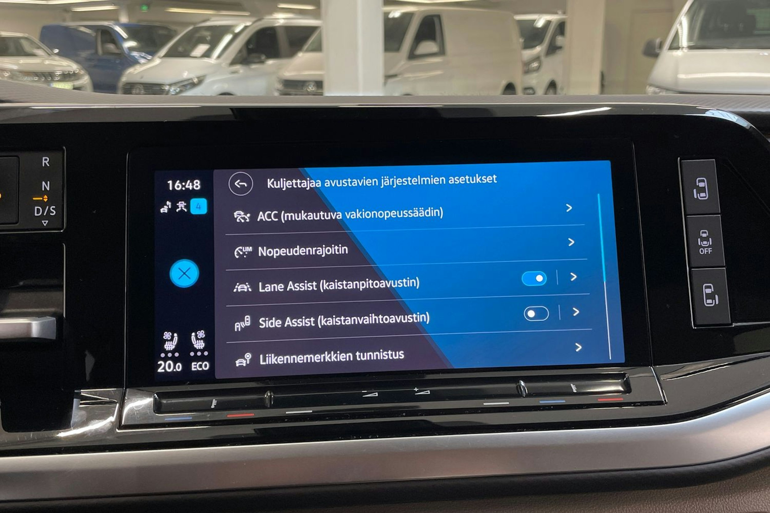 musta Volkswagen Multivan 2022 kuva 27.