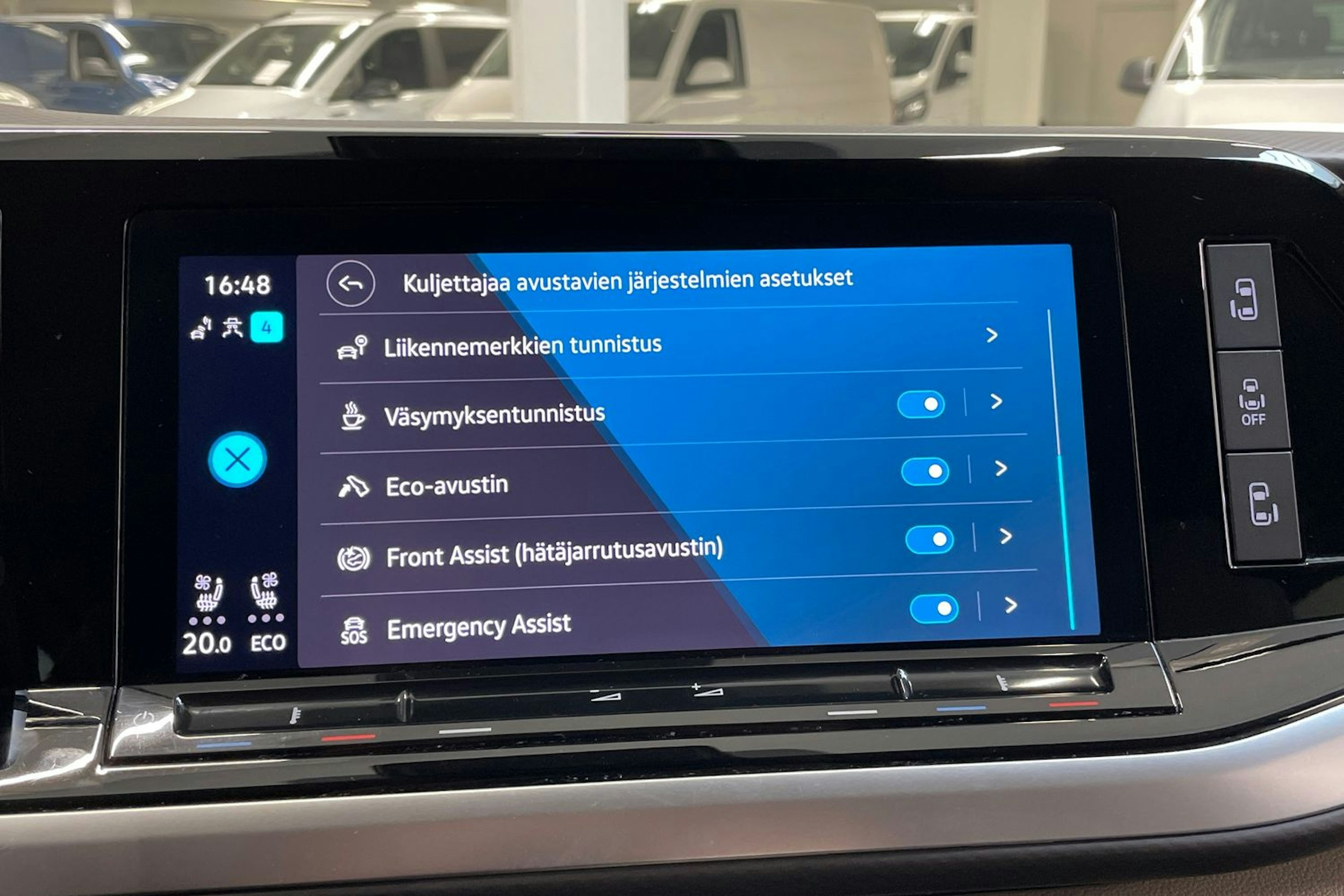 musta Volkswagen Multivan 2022 kuva 28.