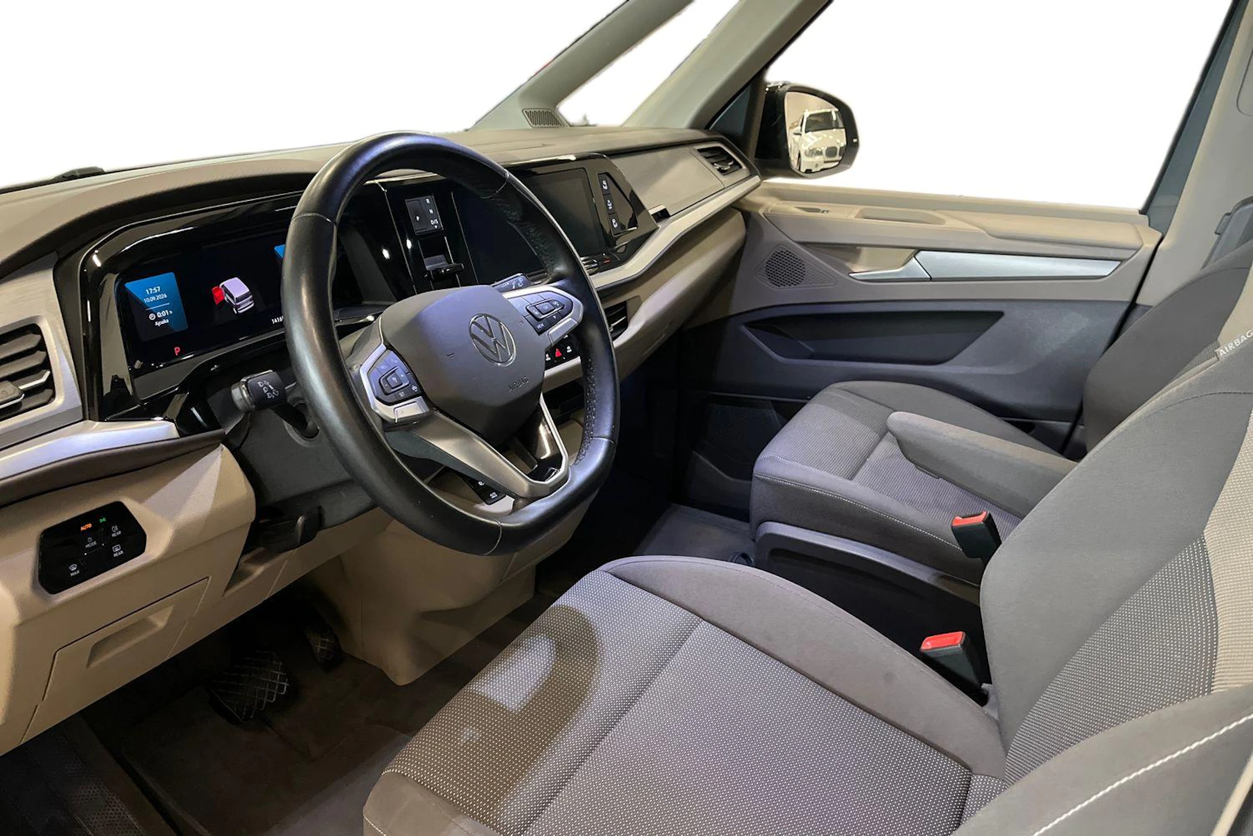 harmaa Volkswagen Multivan 2022 kuva 6.