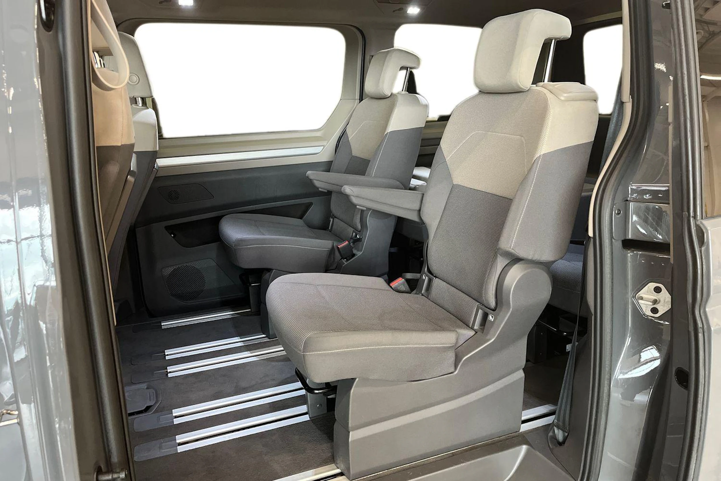 harmaa Volkswagen Multivan 2022 kuva 8.