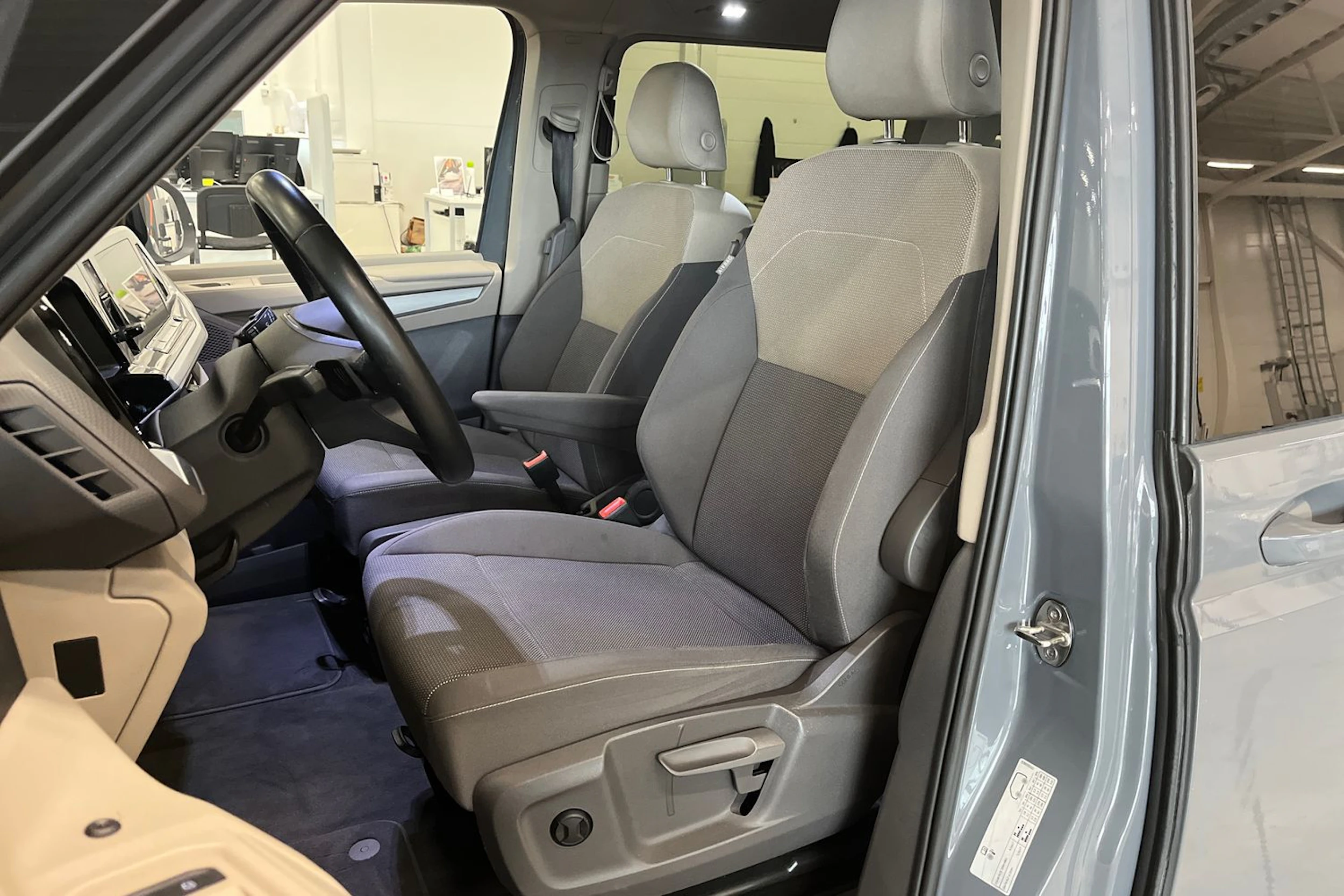 harmaa Volkswagen Multivan 2022 kuva 11.