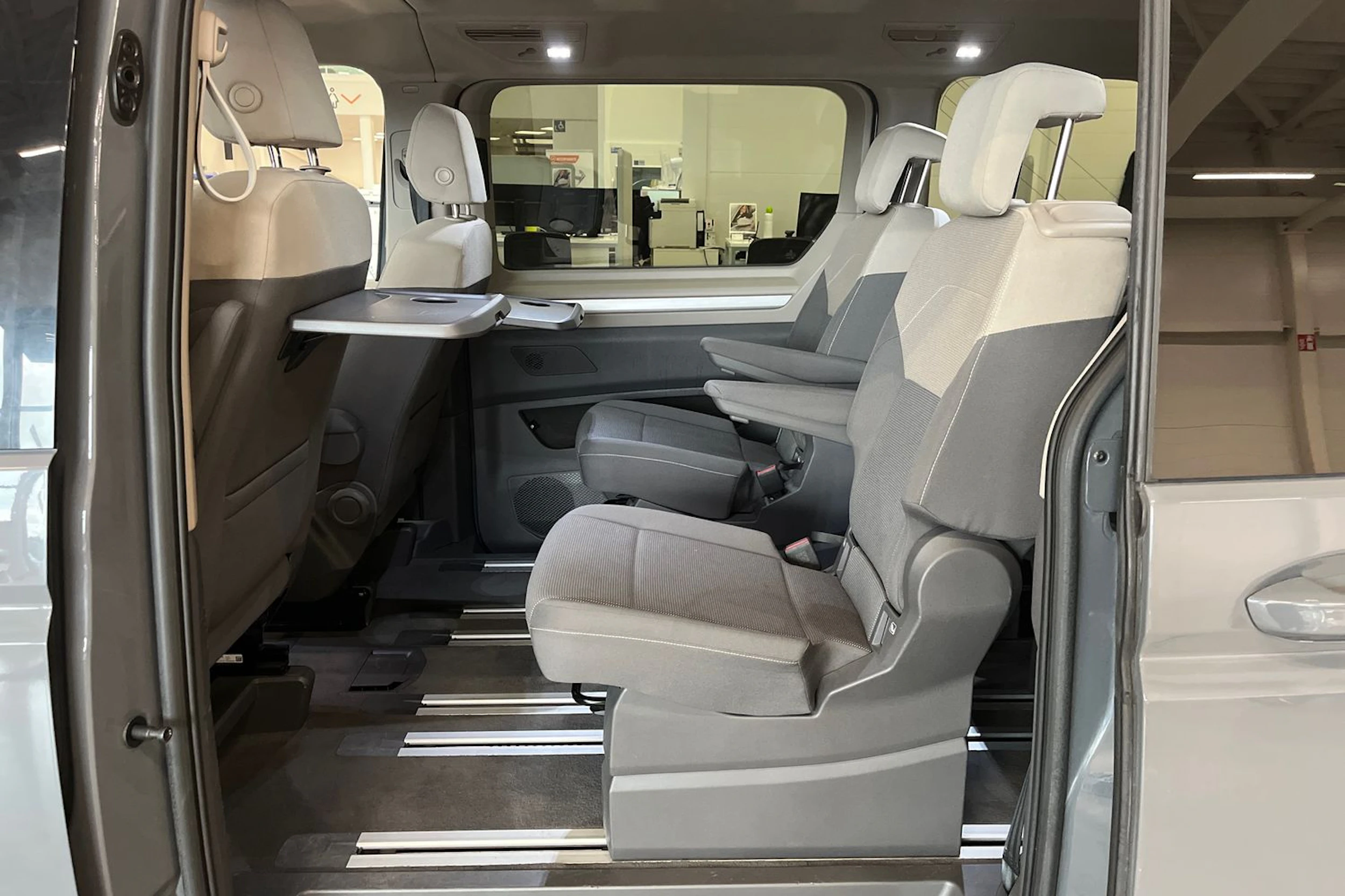 harmaa Volkswagen Multivan 2022 kuva 12.