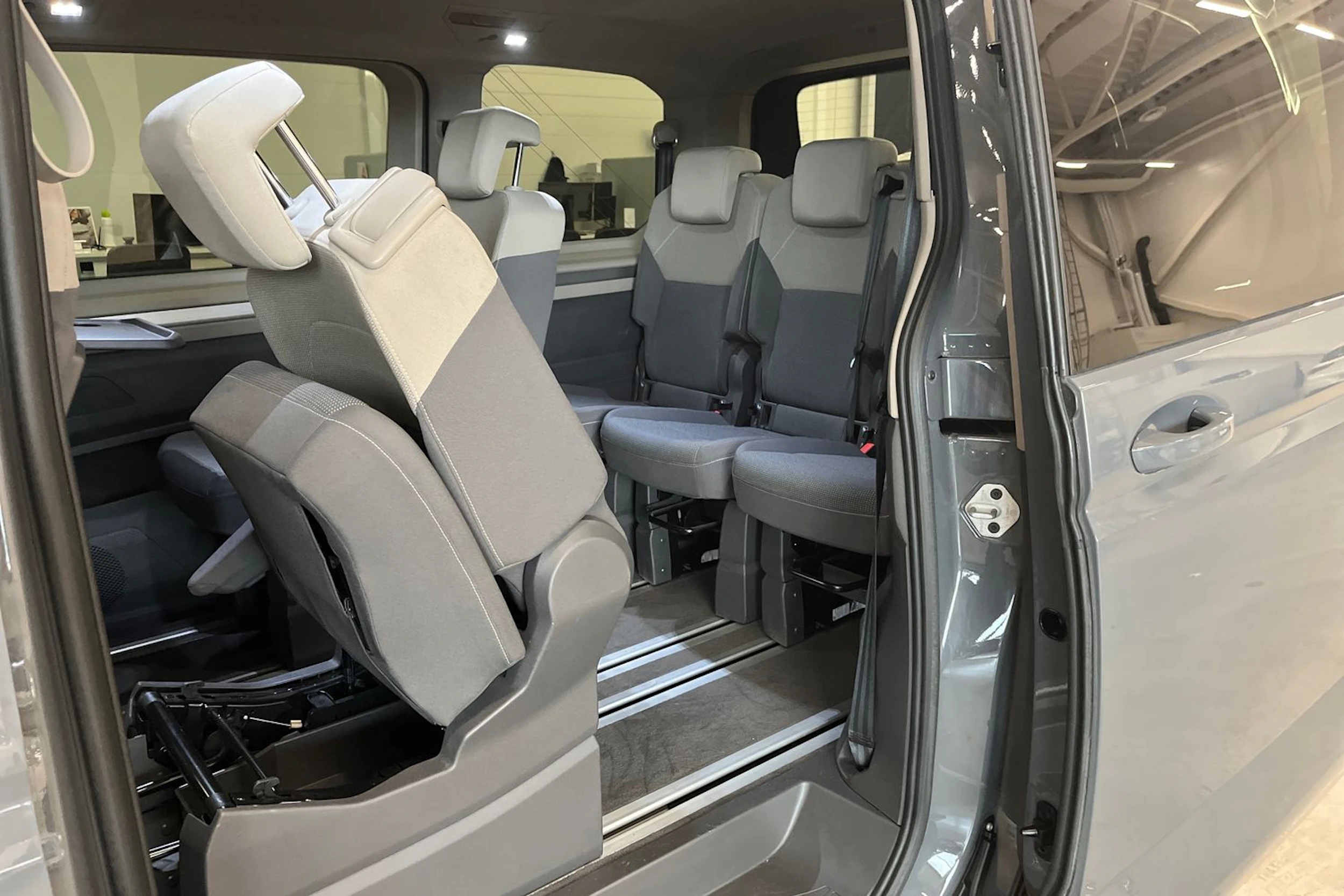 harmaa Volkswagen Multivan 2022 kuva 13.