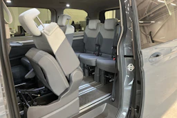 harmaa Volkswagen Multivan 2022 kuva 13.