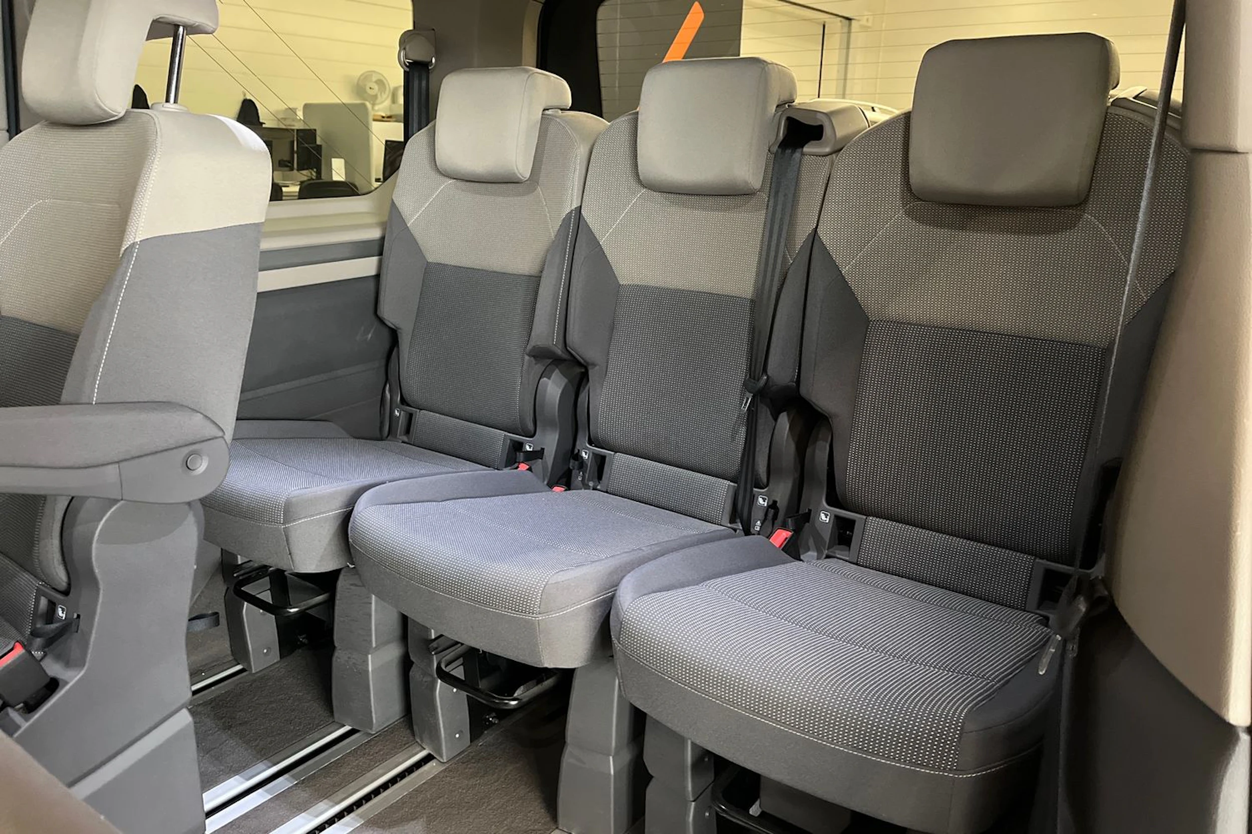 harmaa Volkswagen Multivan 2022 kuva 14.