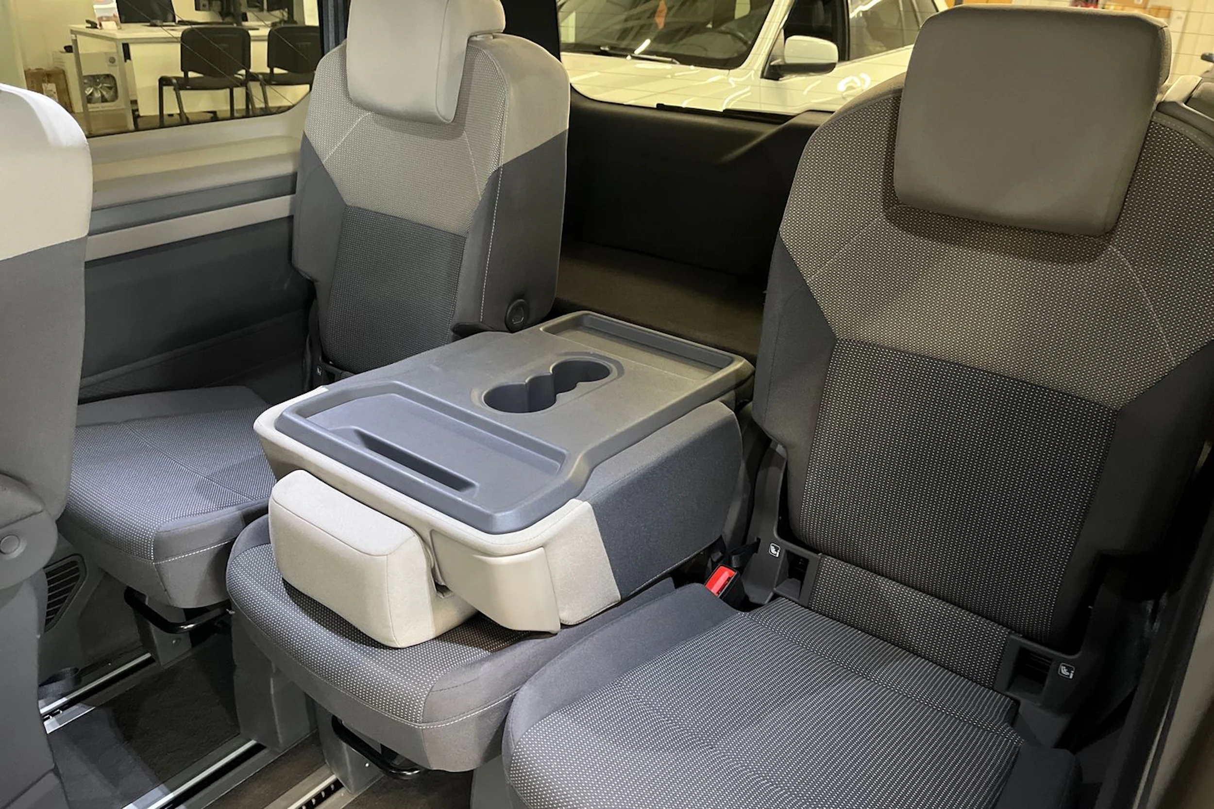 harmaa Volkswagen Multivan 2022 kuva 15.