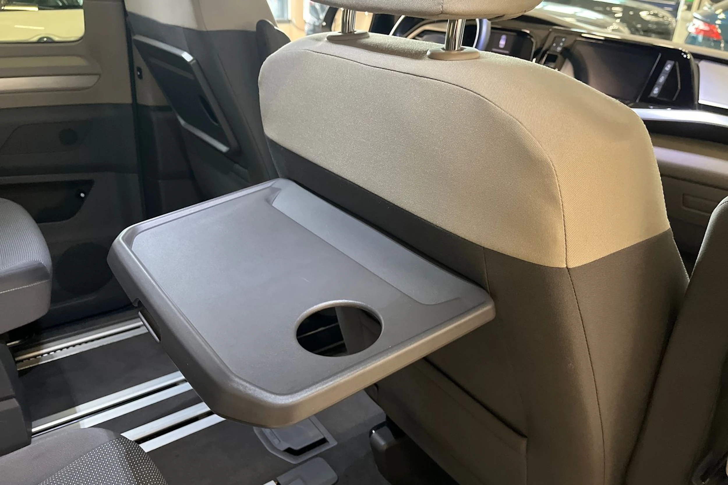 harmaa Volkswagen Multivan 2022 kuva 16.