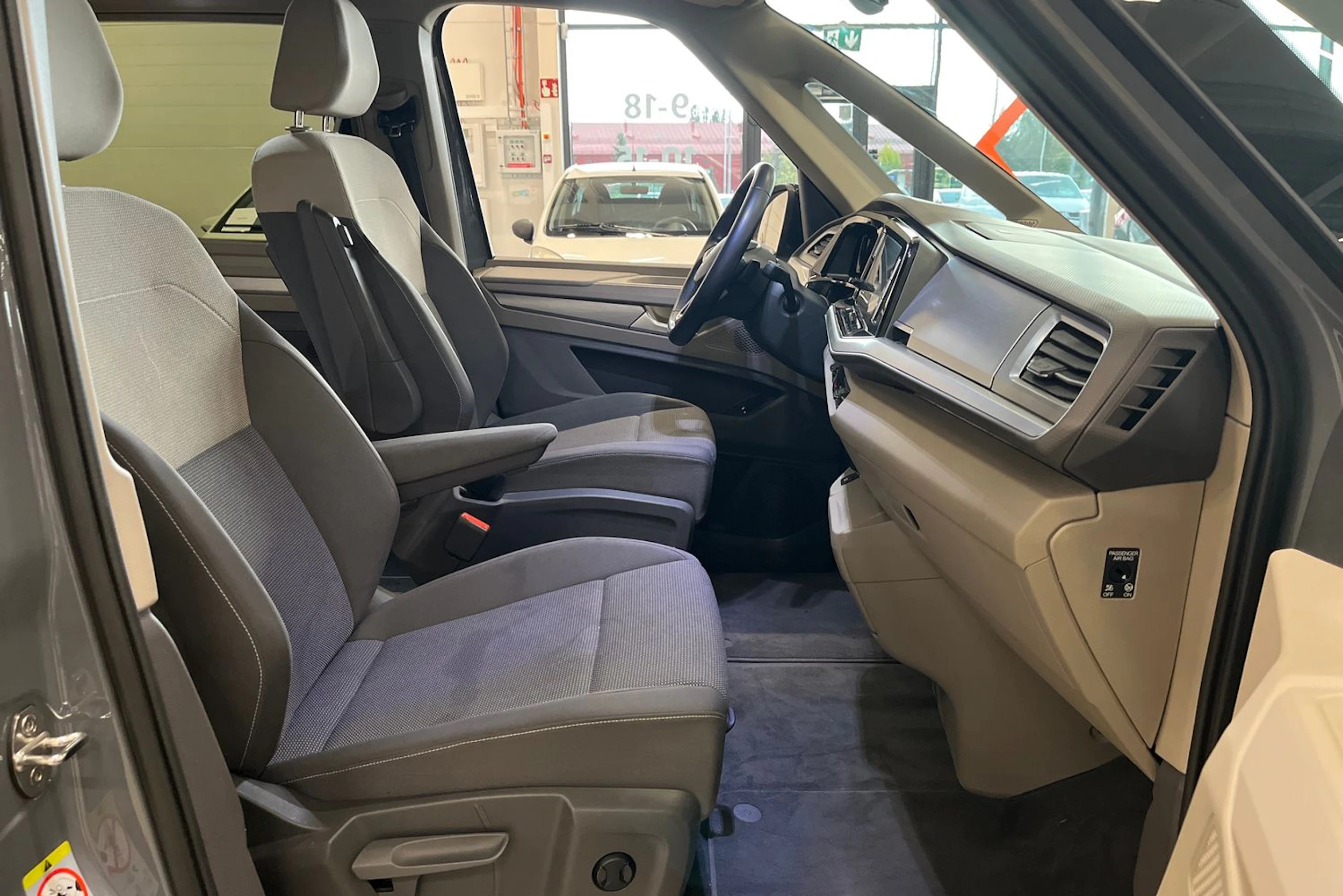 harmaa Volkswagen Multivan 2022 kuva 18.
