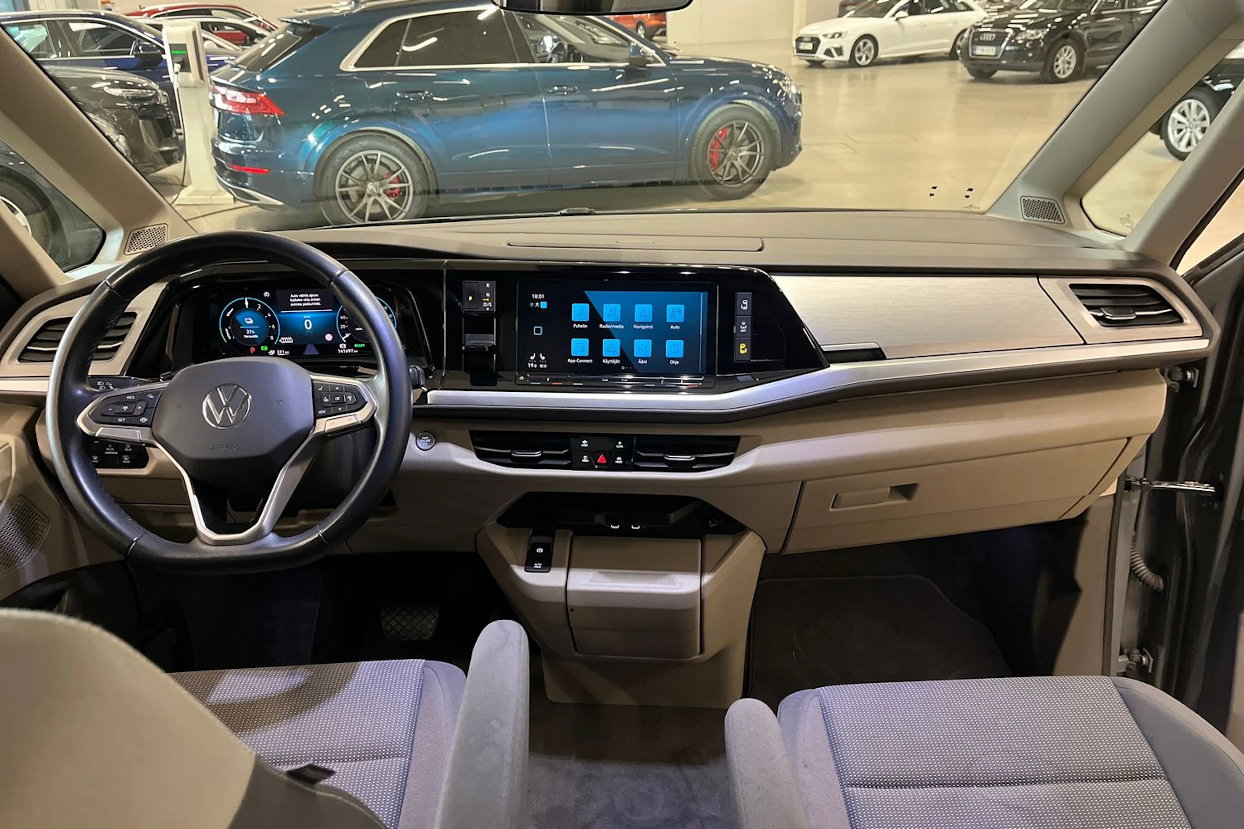 harmaa Volkswagen Multivan 2022 kuva 19.