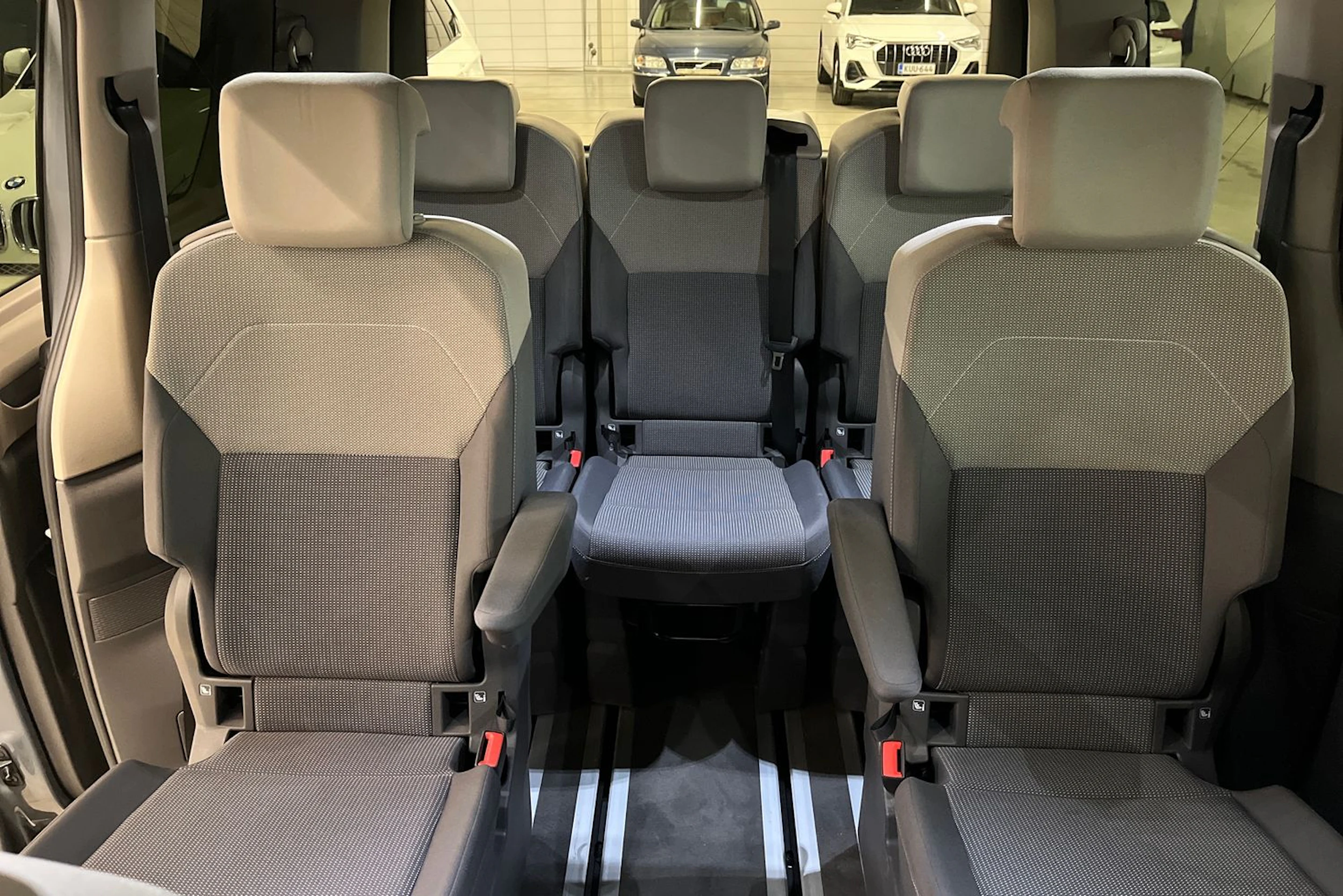 harmaa Volkswagen Multivan 2022 kuva 20.