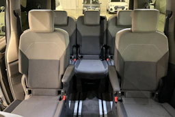 harmaa Volkswagen Multivan 2022 kuva 20.