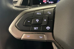 harmaa Volkswagen Multivan 2022 kuva 30.