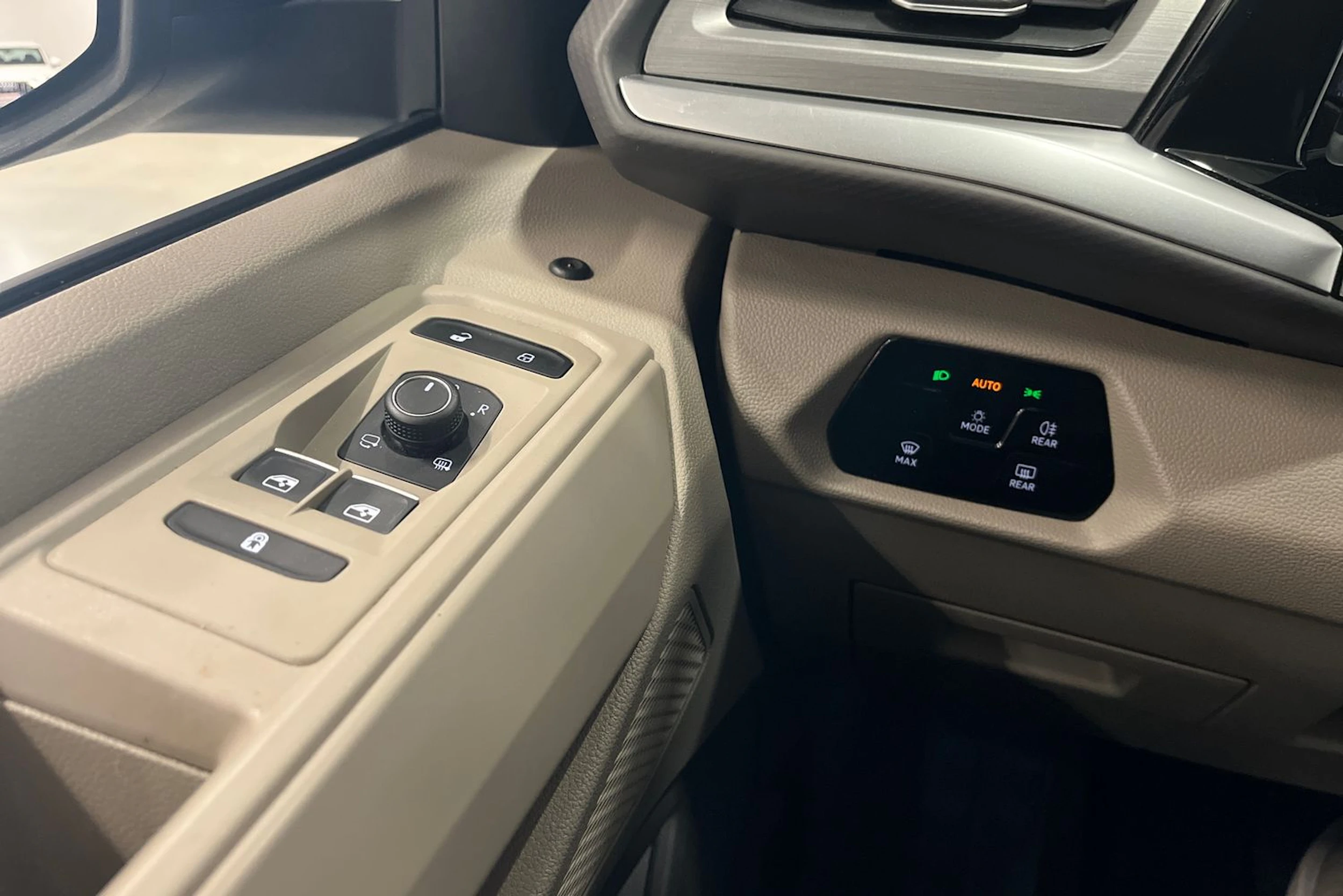 harmaa Volkswagen Multivan 2022 kuva 32.