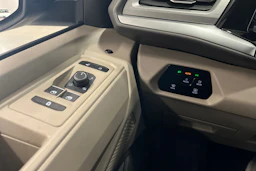 harmaa Volkswagen Multivan 2022 kuva 32.
