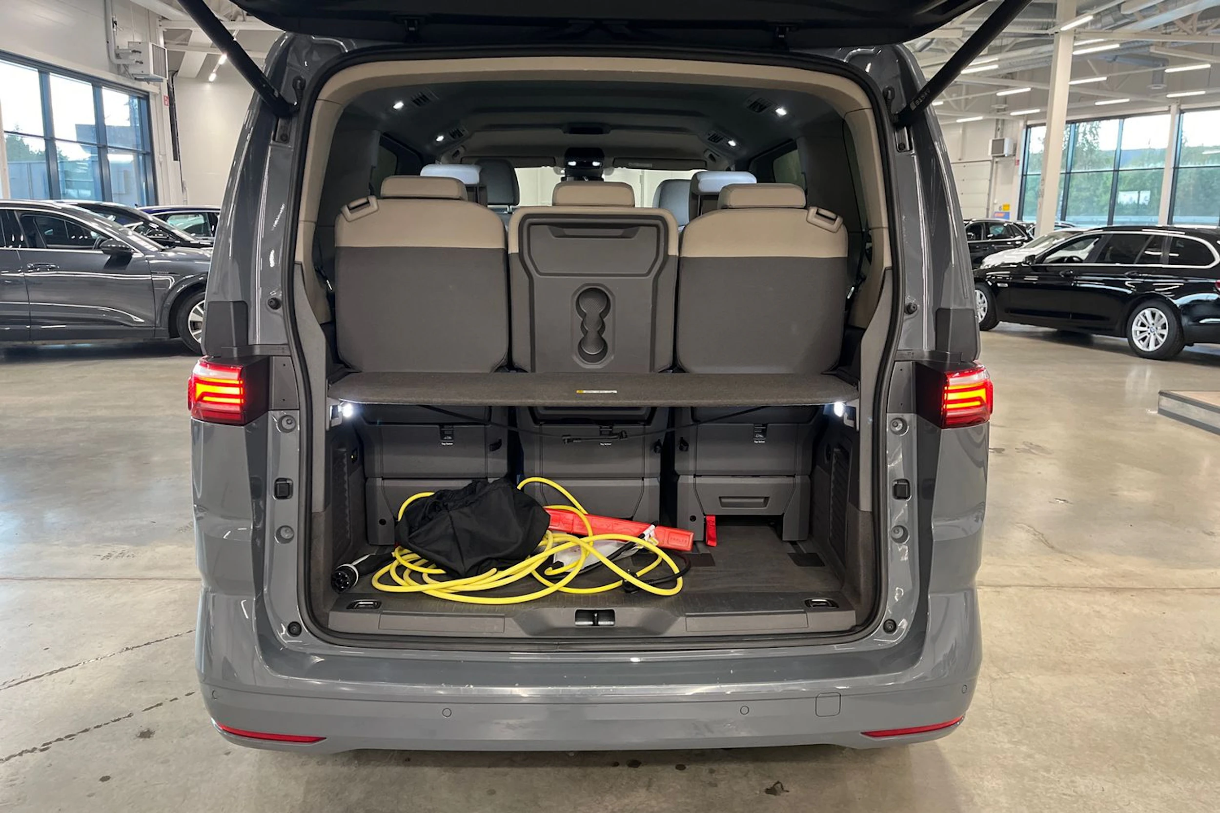 harmaa Volkswagen Multivan 2022 kuva 34.