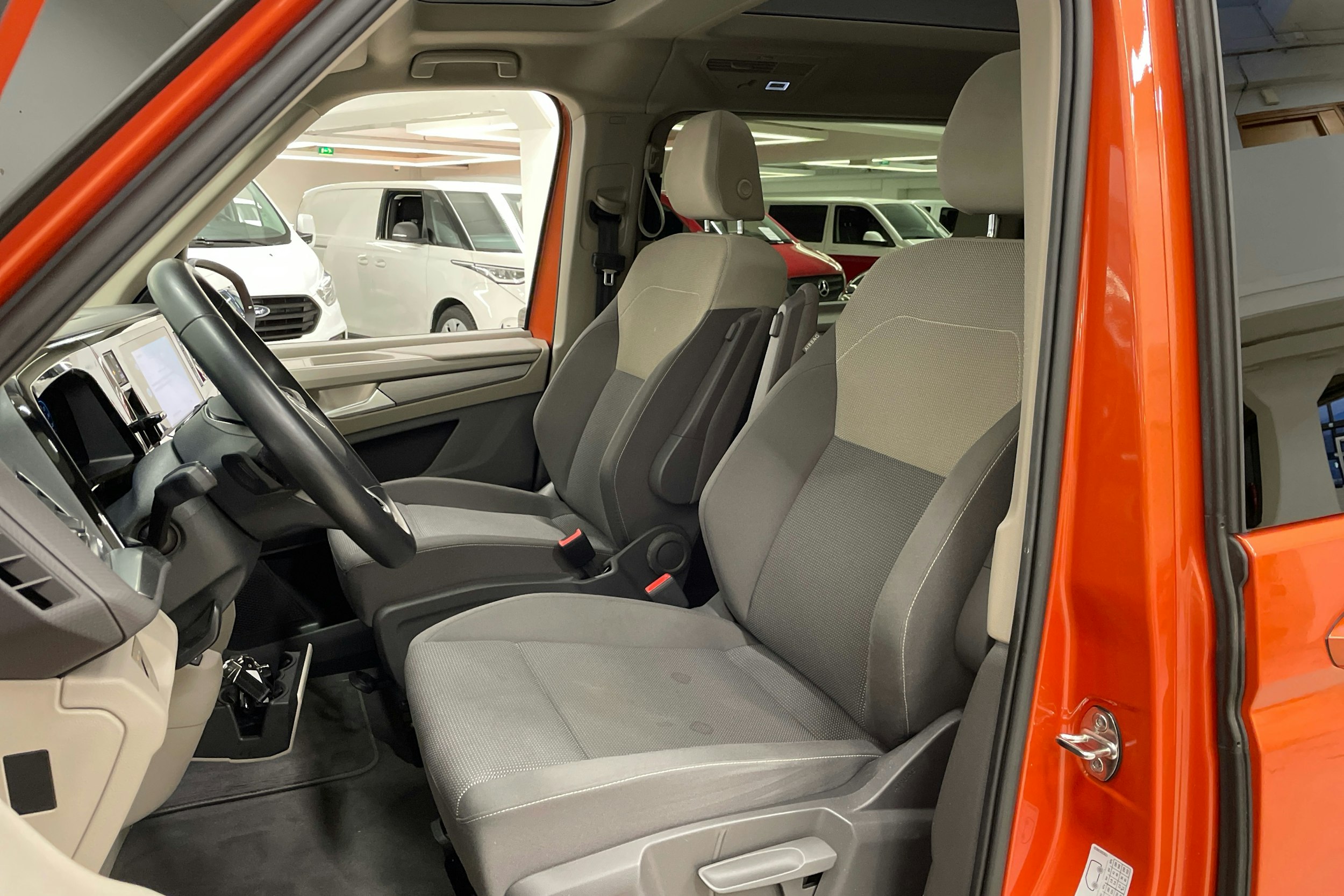 oranssi Volkswagen Multivan 2022 kuva 7.