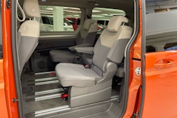 oranssi Volkswagen Multivan 2022 kuva 11.