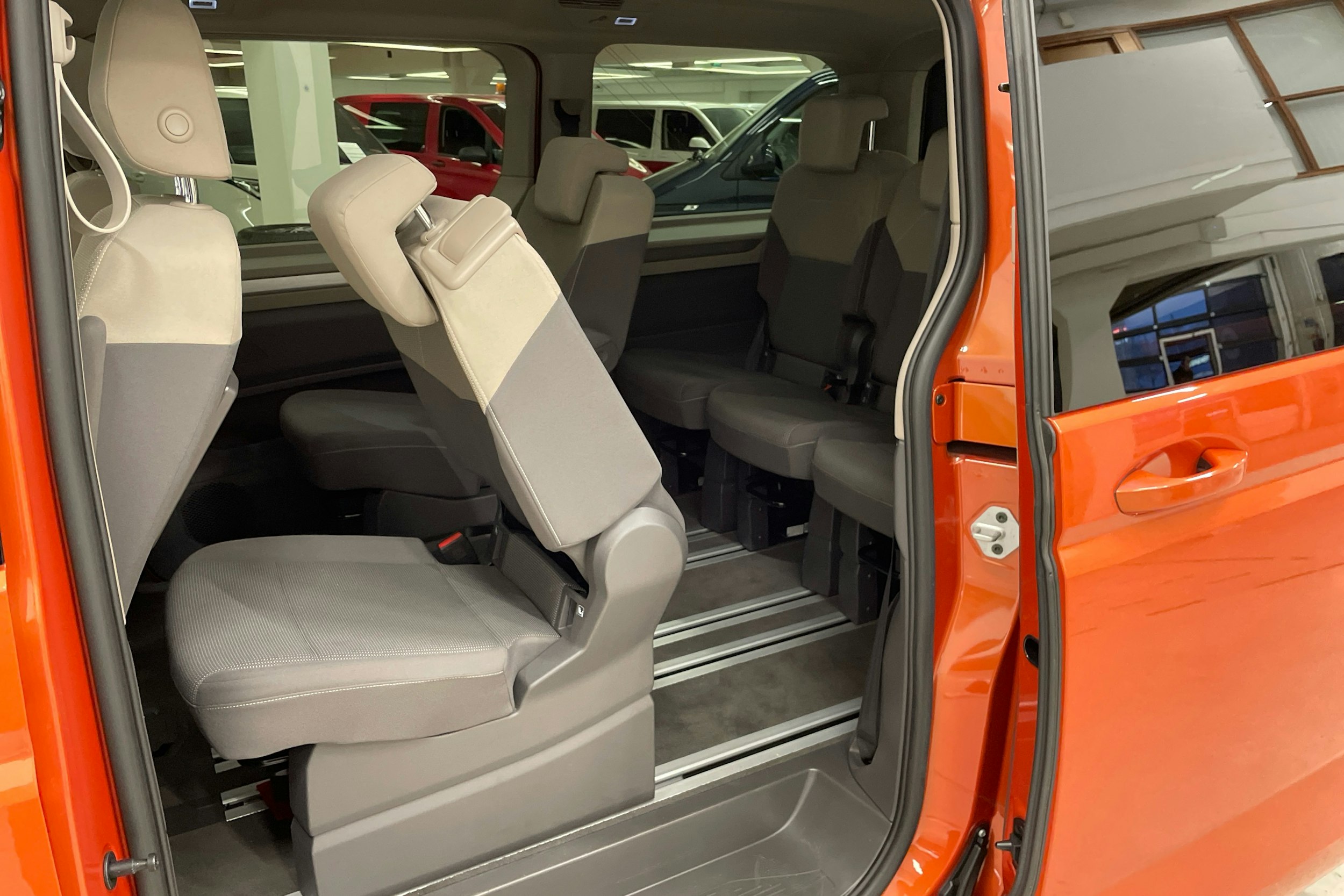 oranssi Volkswagen Multivan 2022 kuva 12.