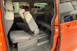 oranssi Volkswagen Multivan 2022 kuva 12.