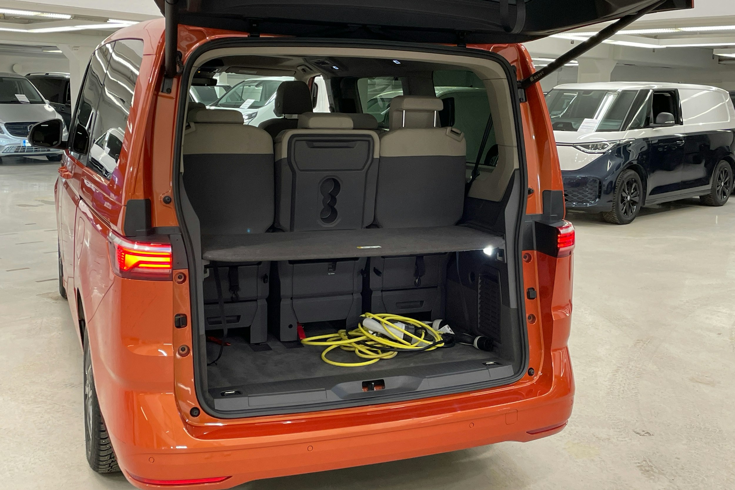 oranssi Volkswagen Multivan 2022 kuva 14.