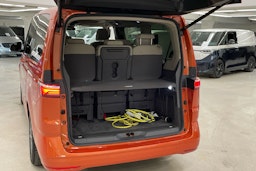 oranssi Volkswagen Multivan 2022 kuva 14.