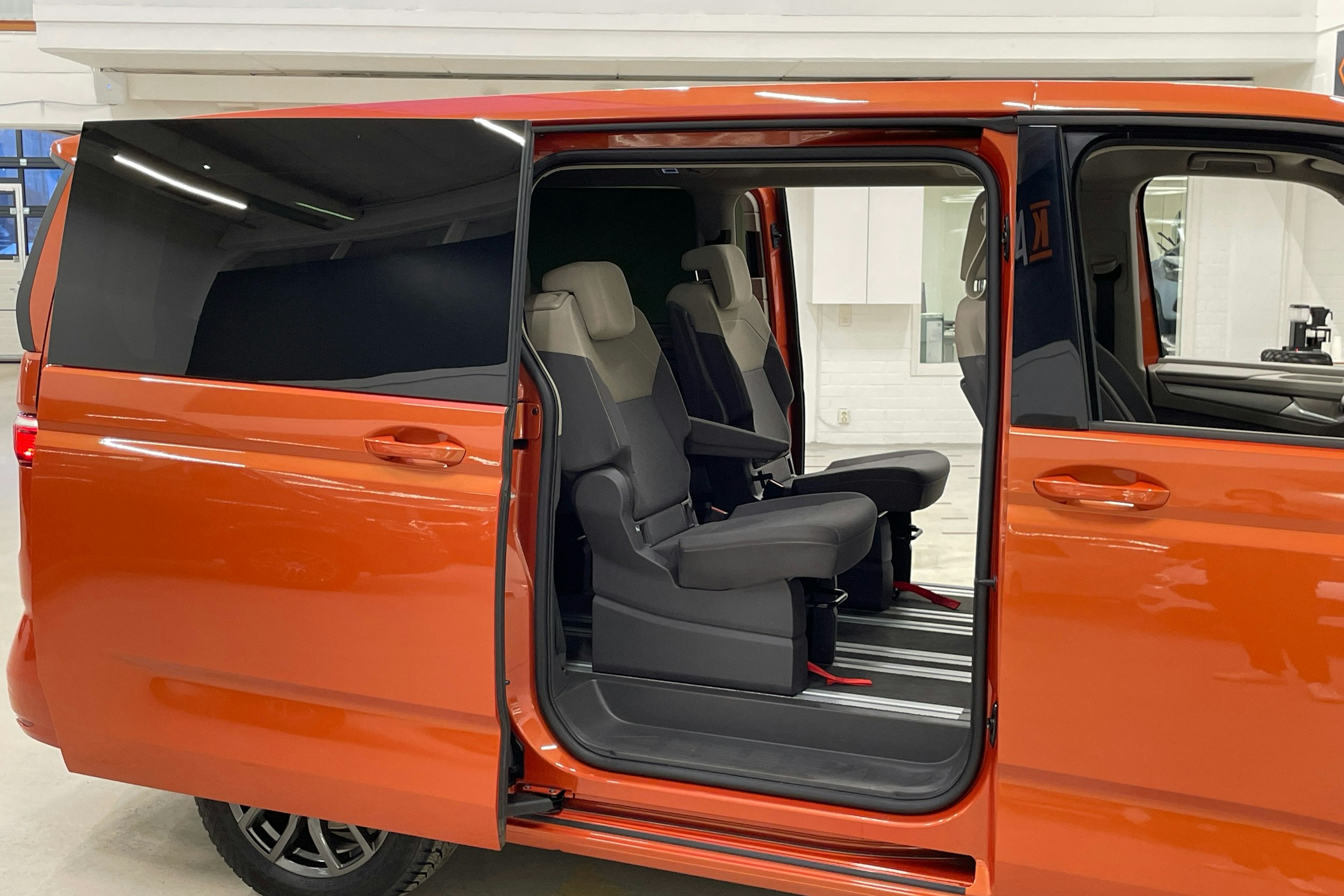 oranssi Volkswagen Multivan 2022 kuva 16.