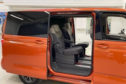 oranssi Volkswagen Multivan 2022 kuva 16.