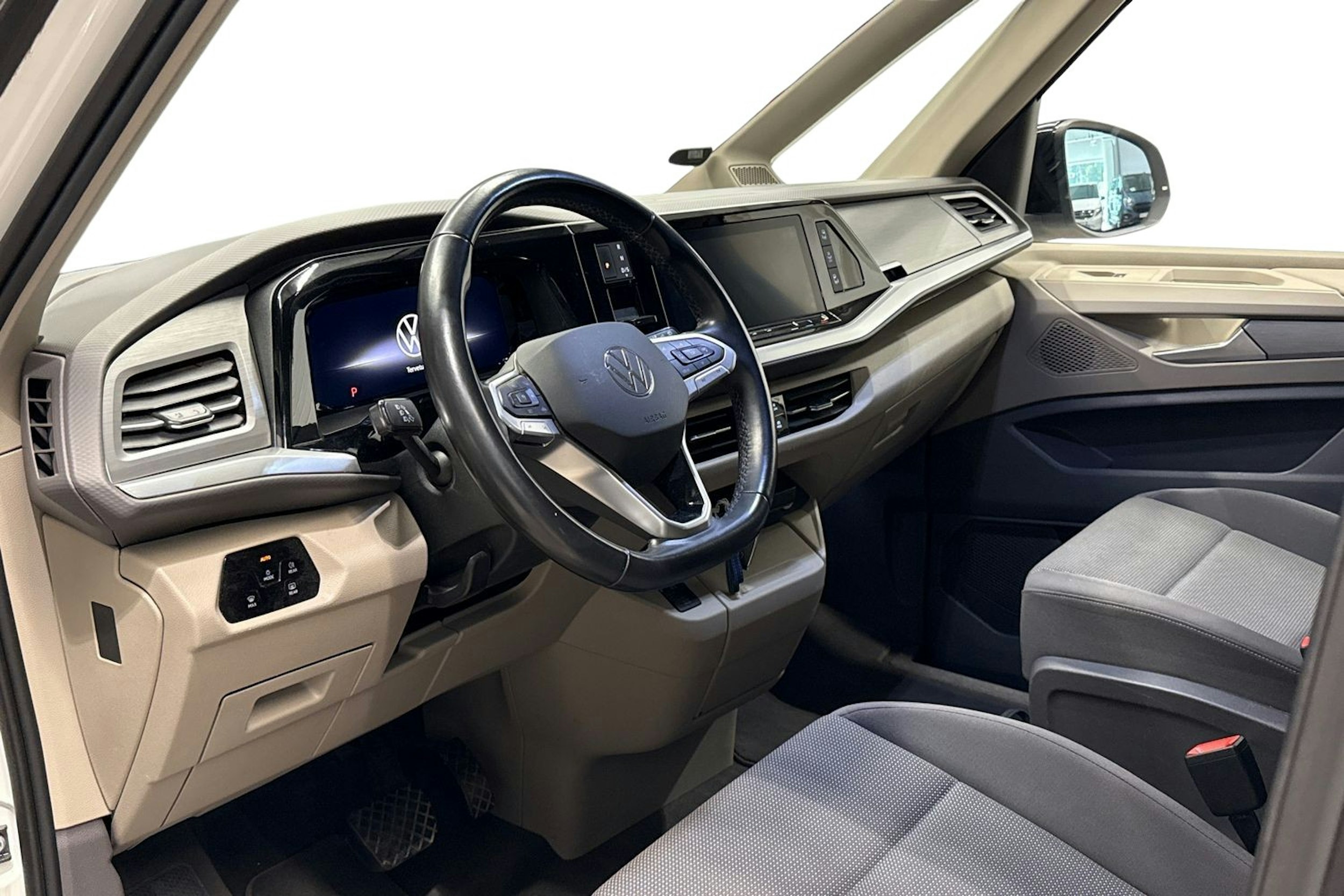 valkoinen Volkswagen Multivan 2022 kuva 7.
