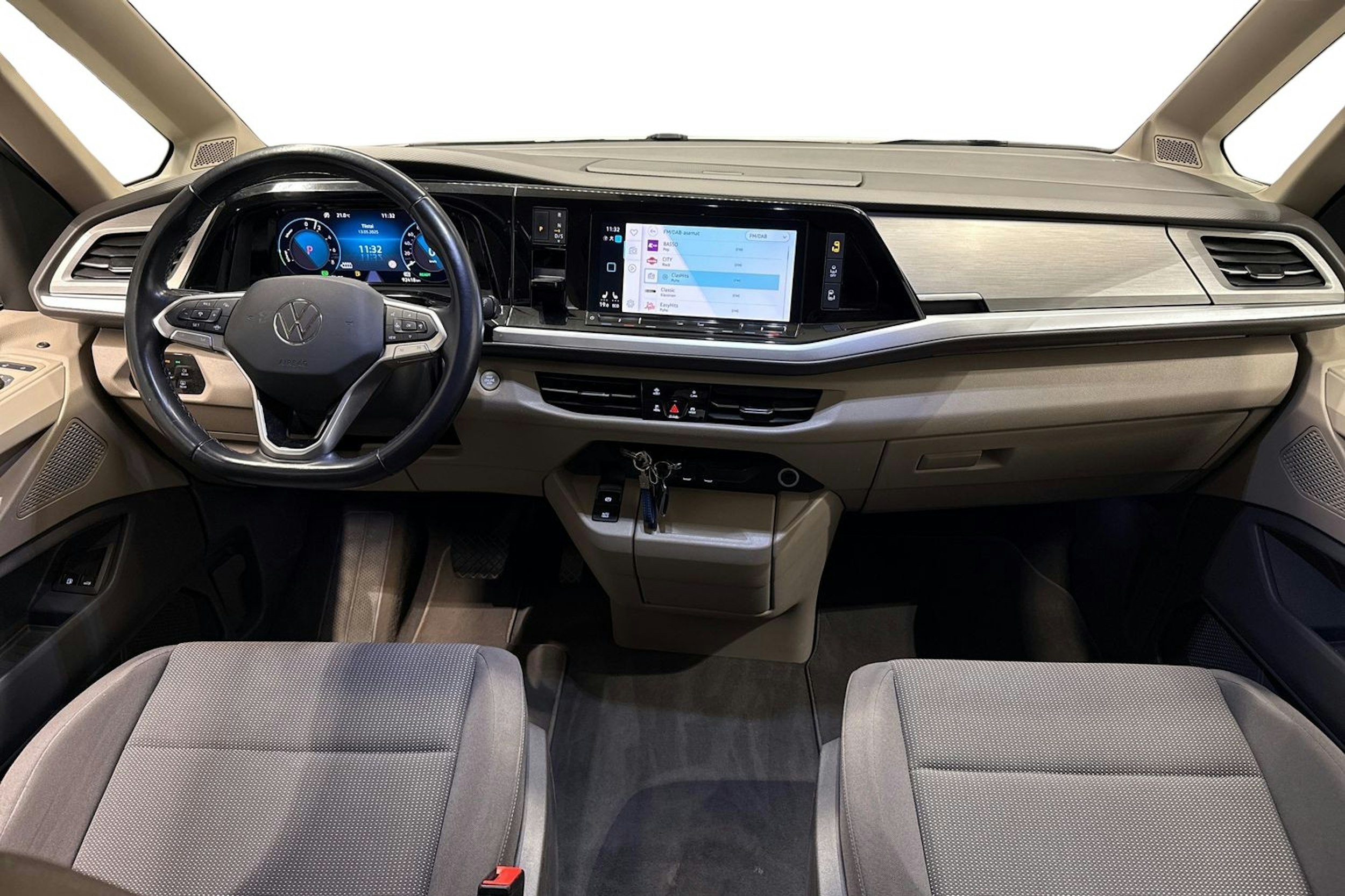 valkoinen Volkswagen Multivan 2022 kuva 9.