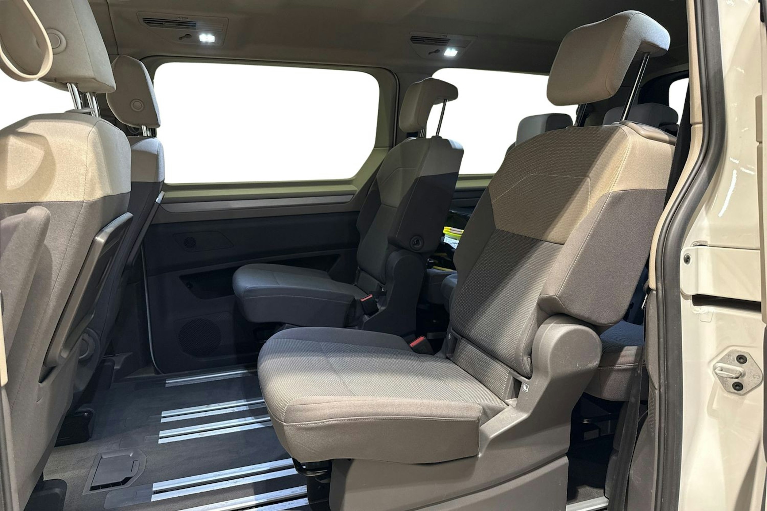 valkoinen Volkswagen Multivan 2022 kuva 10.