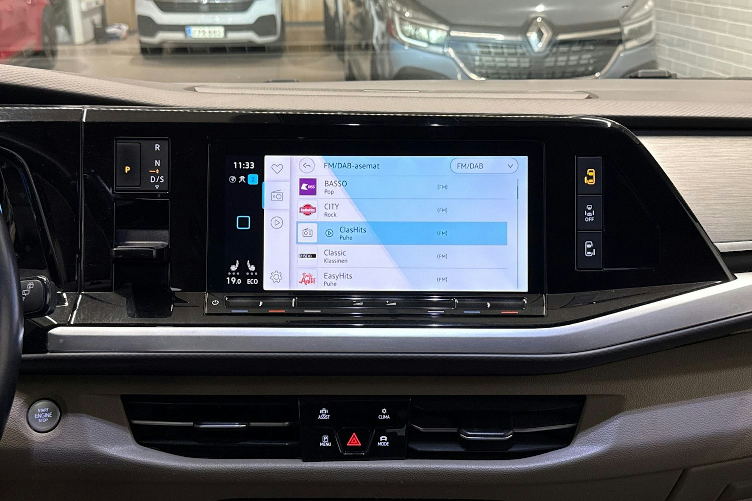 valkoinen Volkswagen Multivan 2022 kuva 15.