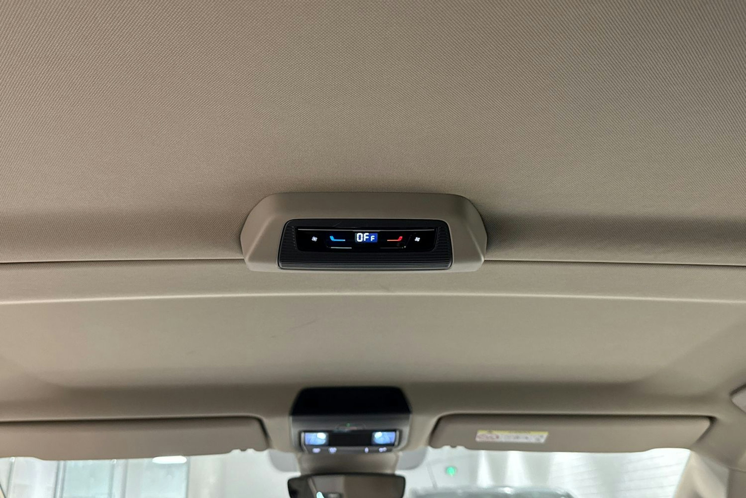 valkoinen Volkswagen Multivan 2022 kuva 16.