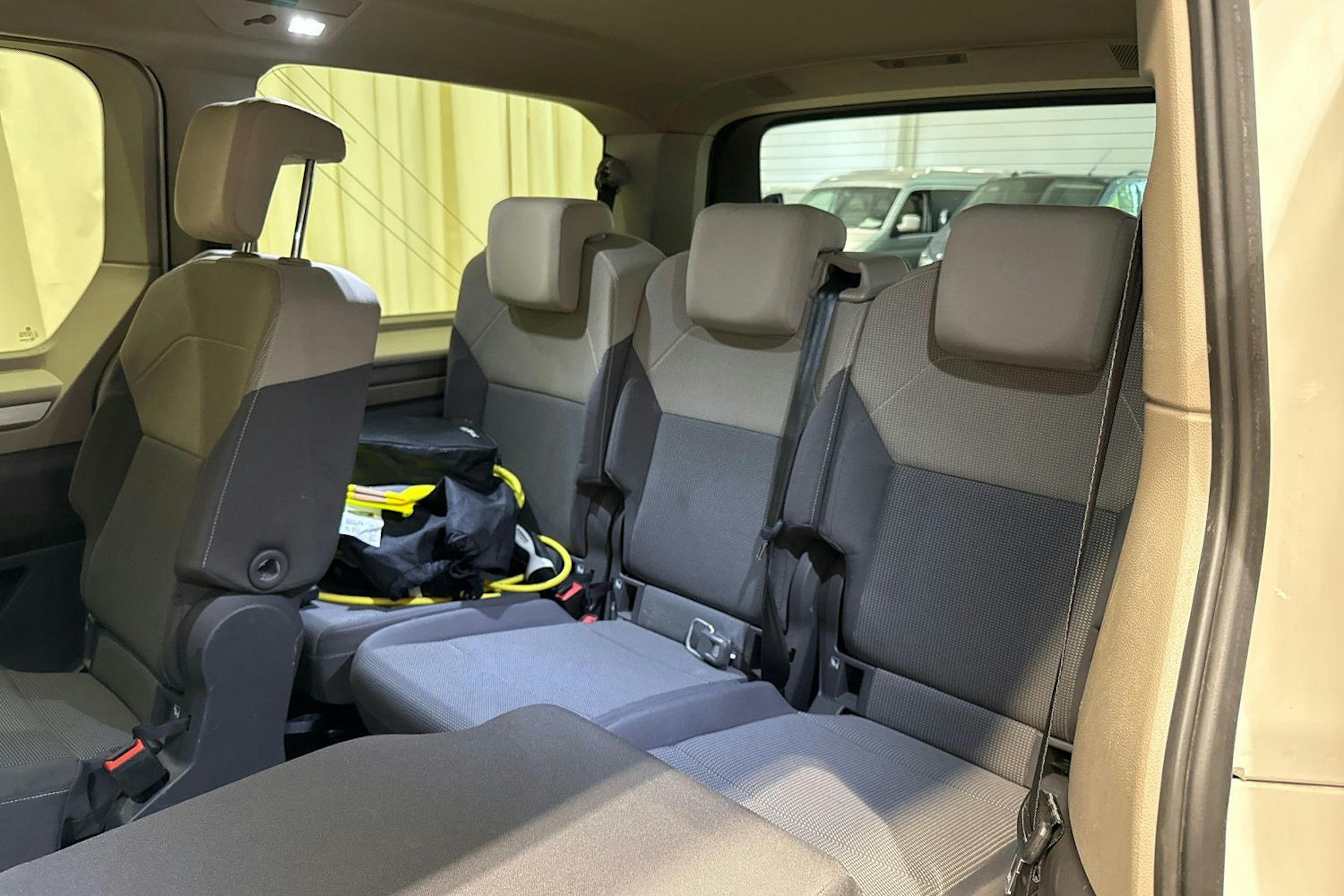 valkoinen Volkswagen Multivan 2022 kuva 17.