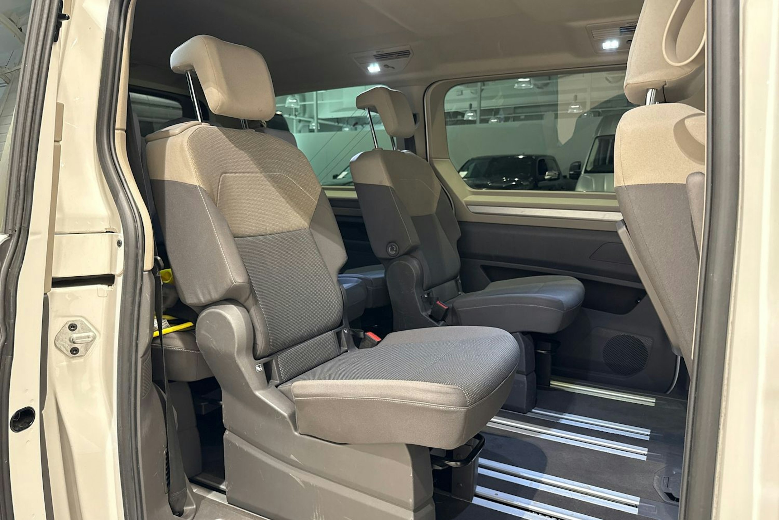 valkoinen Volkswagen Multivan 2022 kuva 18.