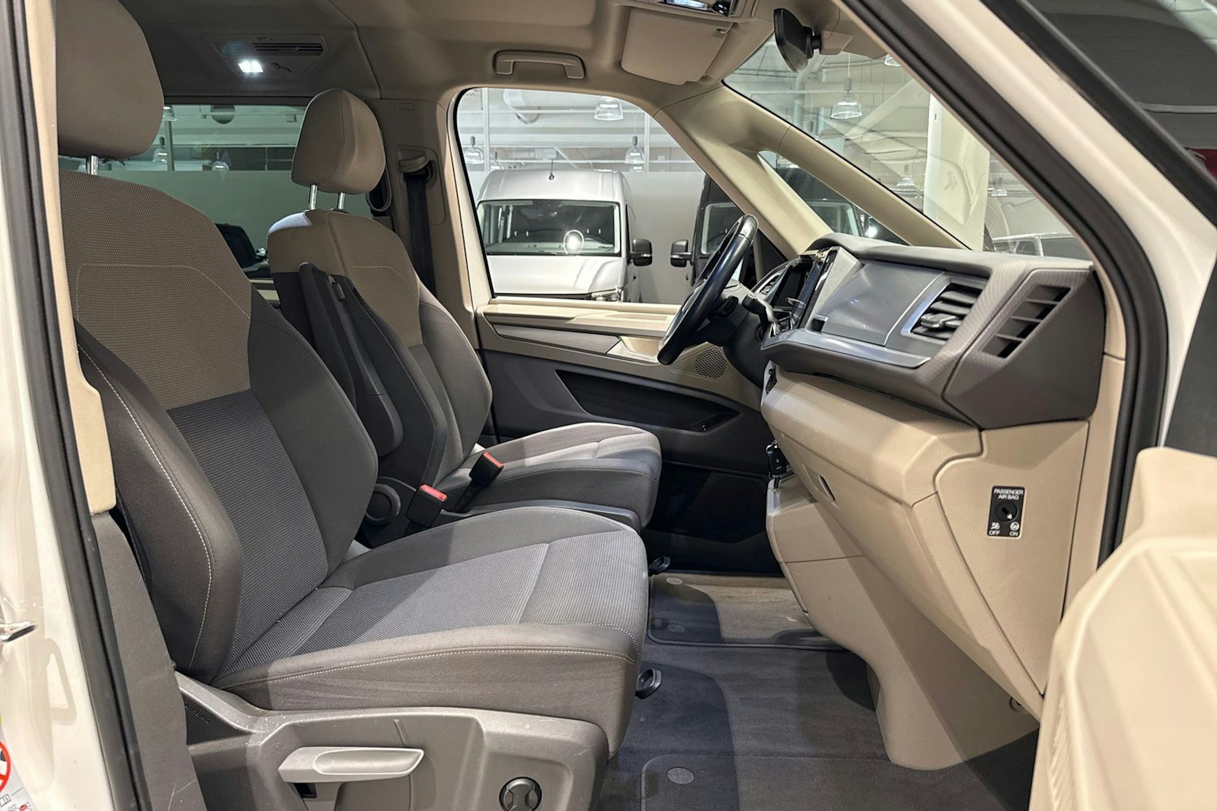 valkoinen Volkswagen Multivan 2022 kuva 19.