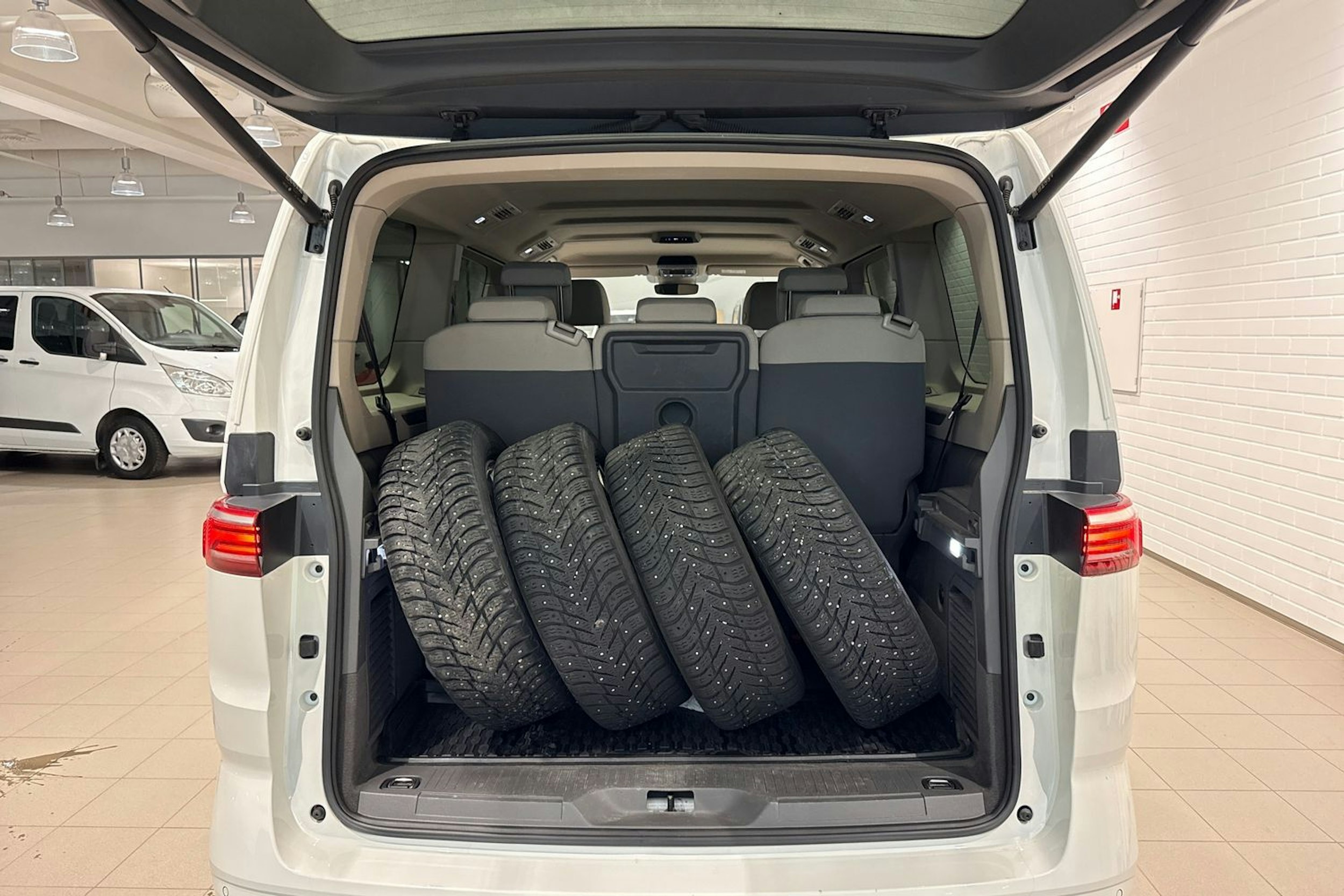 valkoinen Volkswagen Multivan 2022 kuva 20.