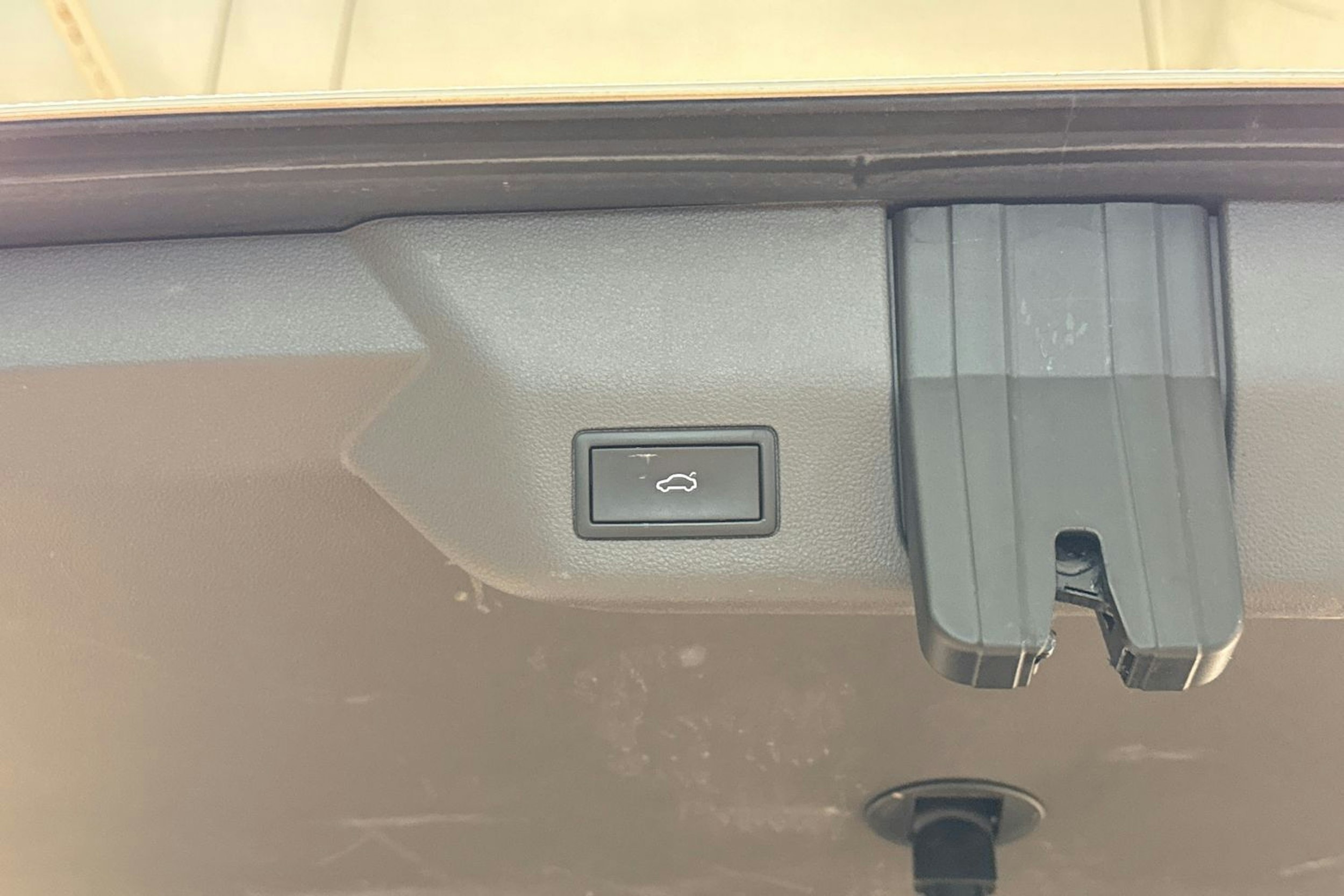 valkoinen Volkswagen Multivan 2022 kuva 21.