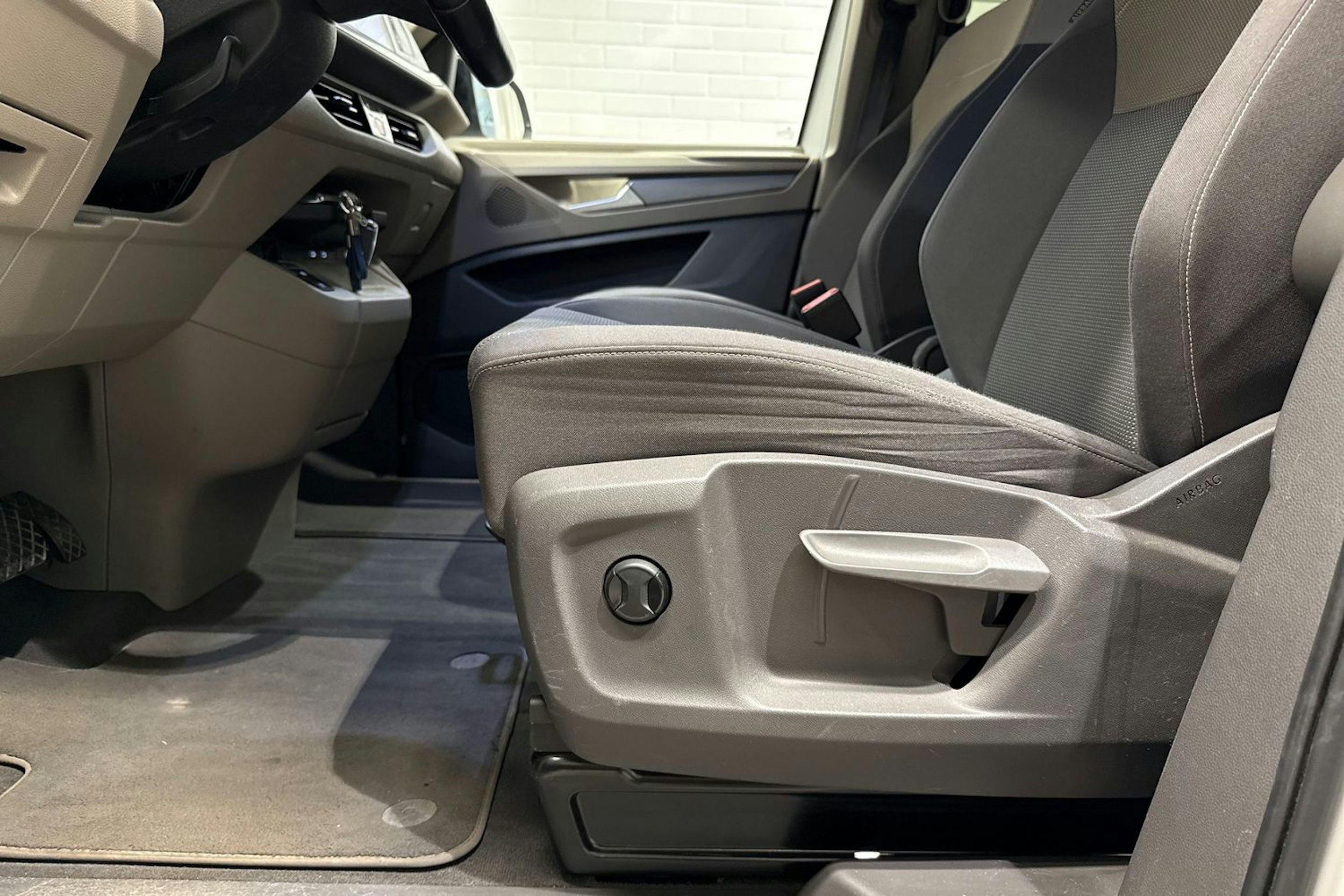 valkoinen Volkswagen Multivan 2022 kuva 22.