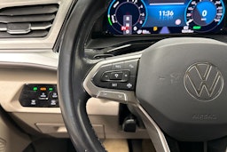 valkoinen Volkswagen Multivan 2022 kuva 23.