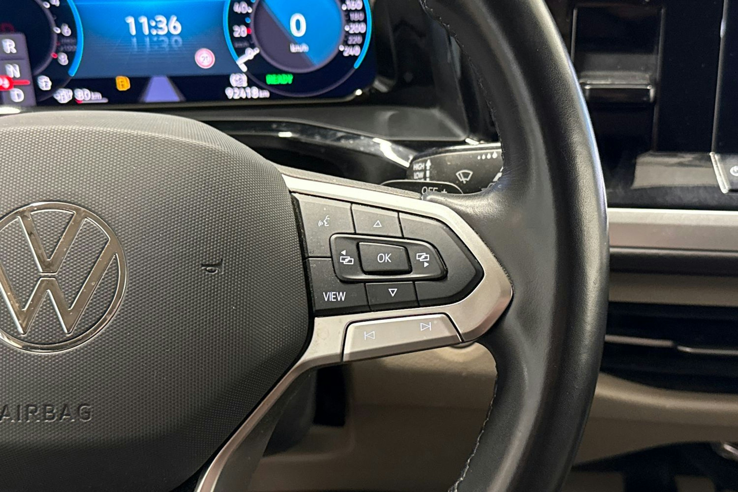 valkoinen Volkswagen Multivan 2022 kuva 24.