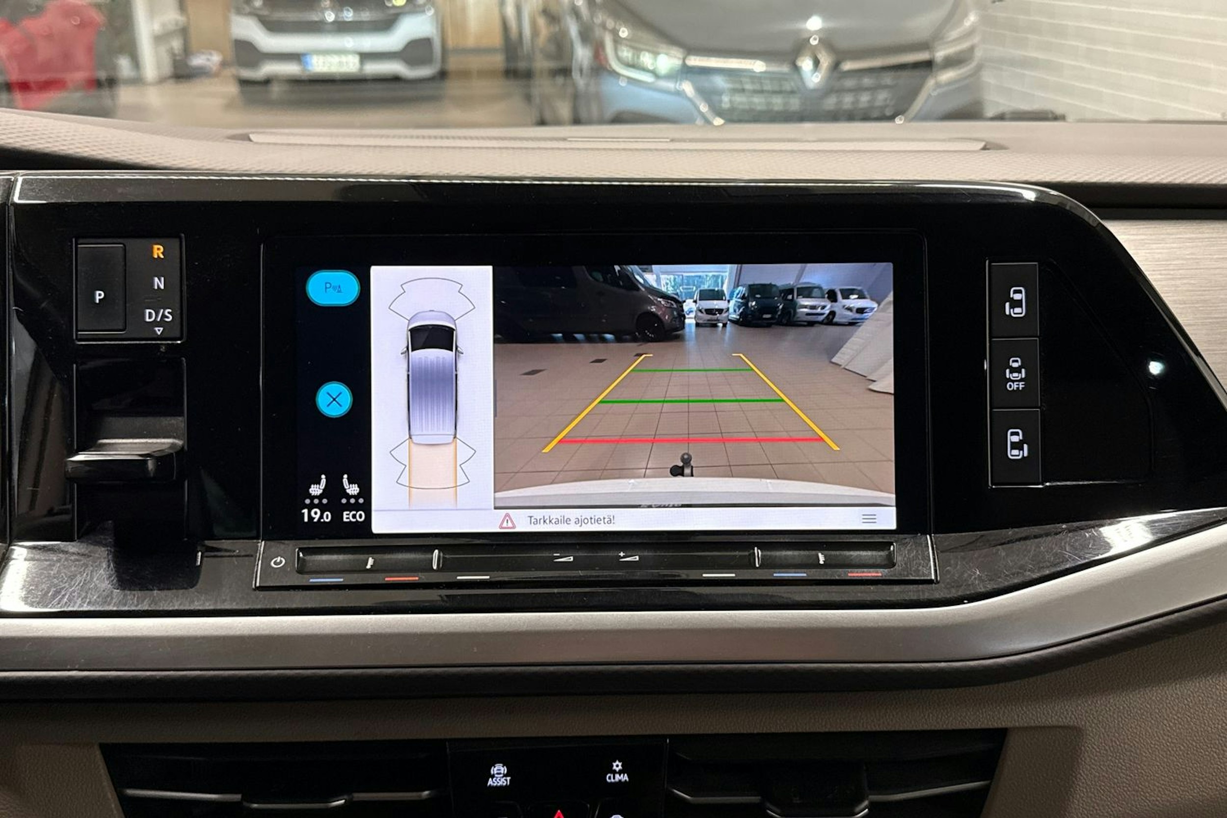 valkoinen Volkswagen Multivan 2022 kuva 25.