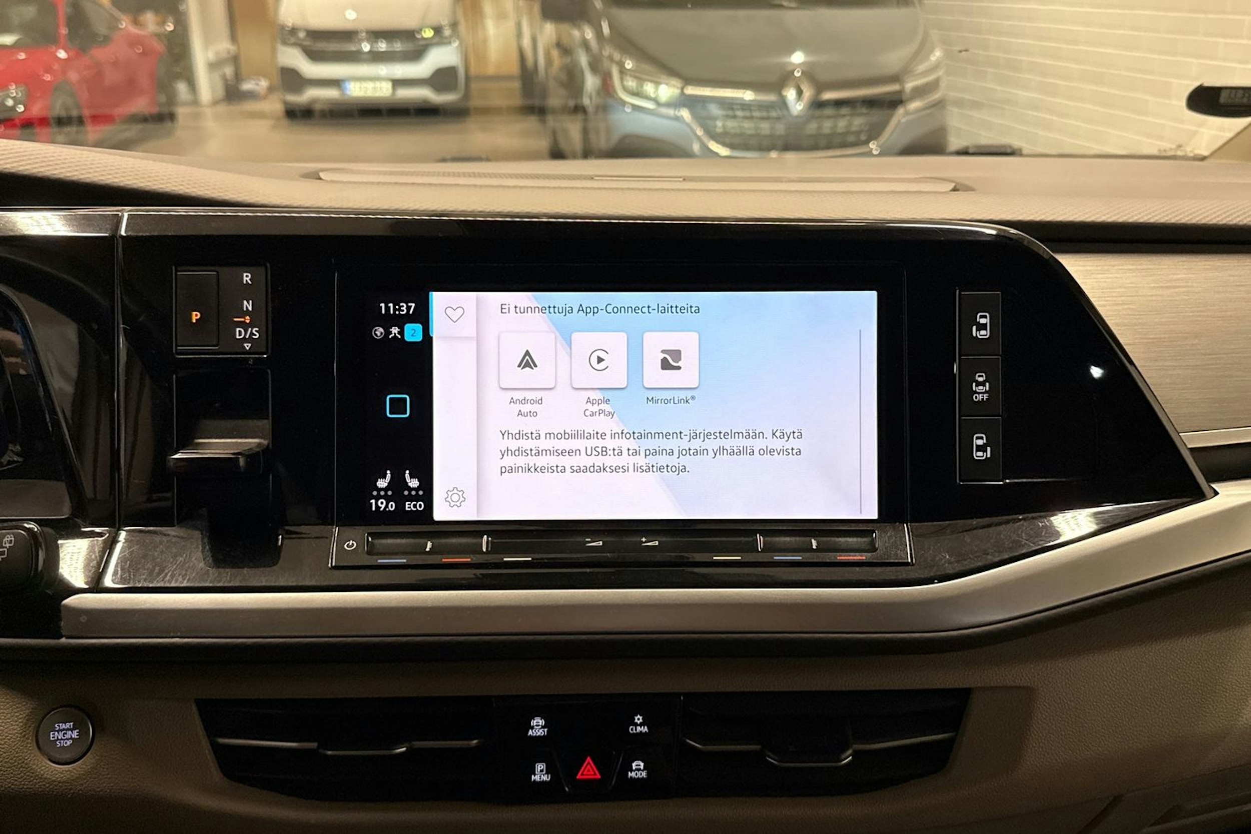 valkoinen Volkswagen Multivan 2022 kuva 26.