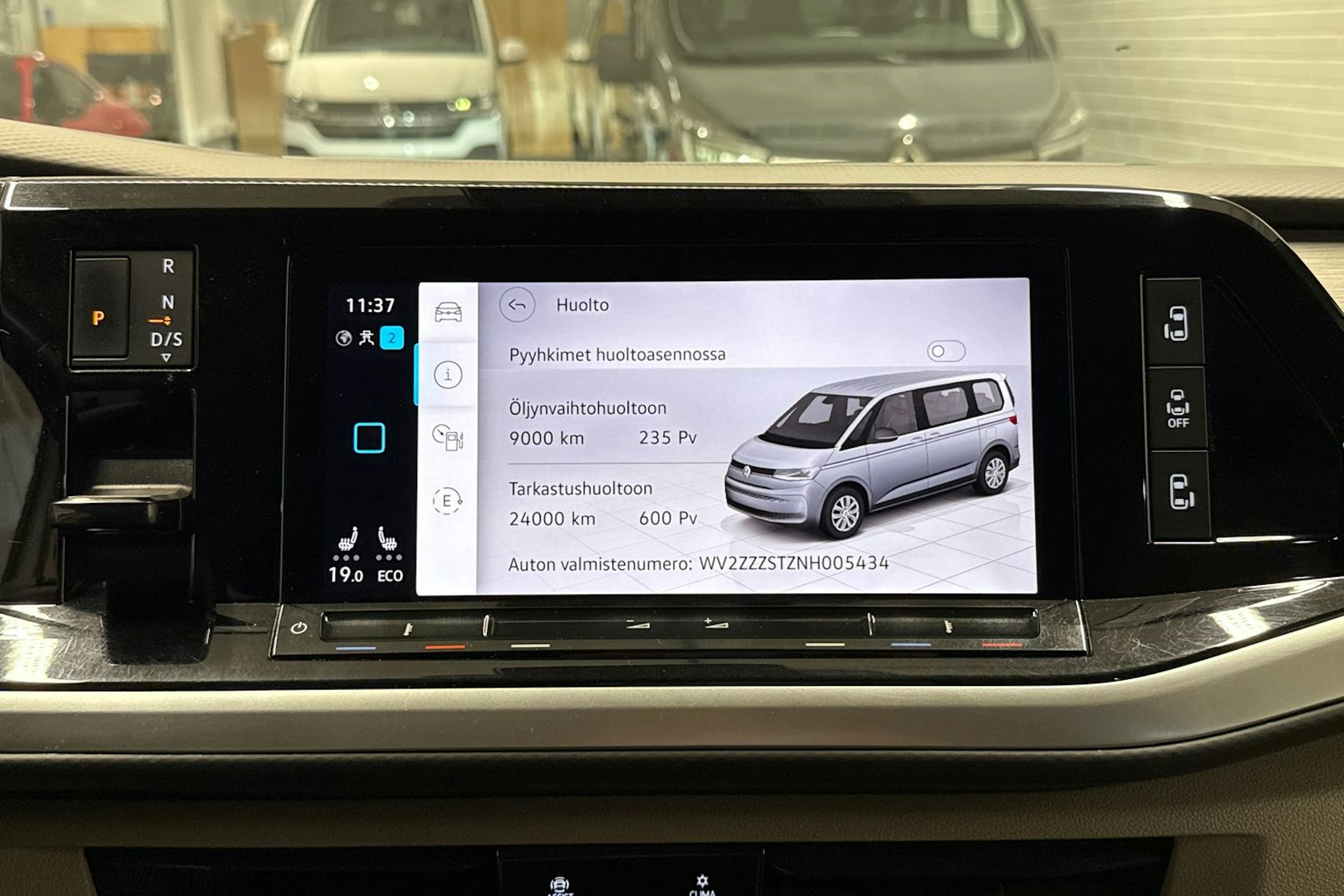 valkoinen Volkswagen Multivan 2022 kuva 27.