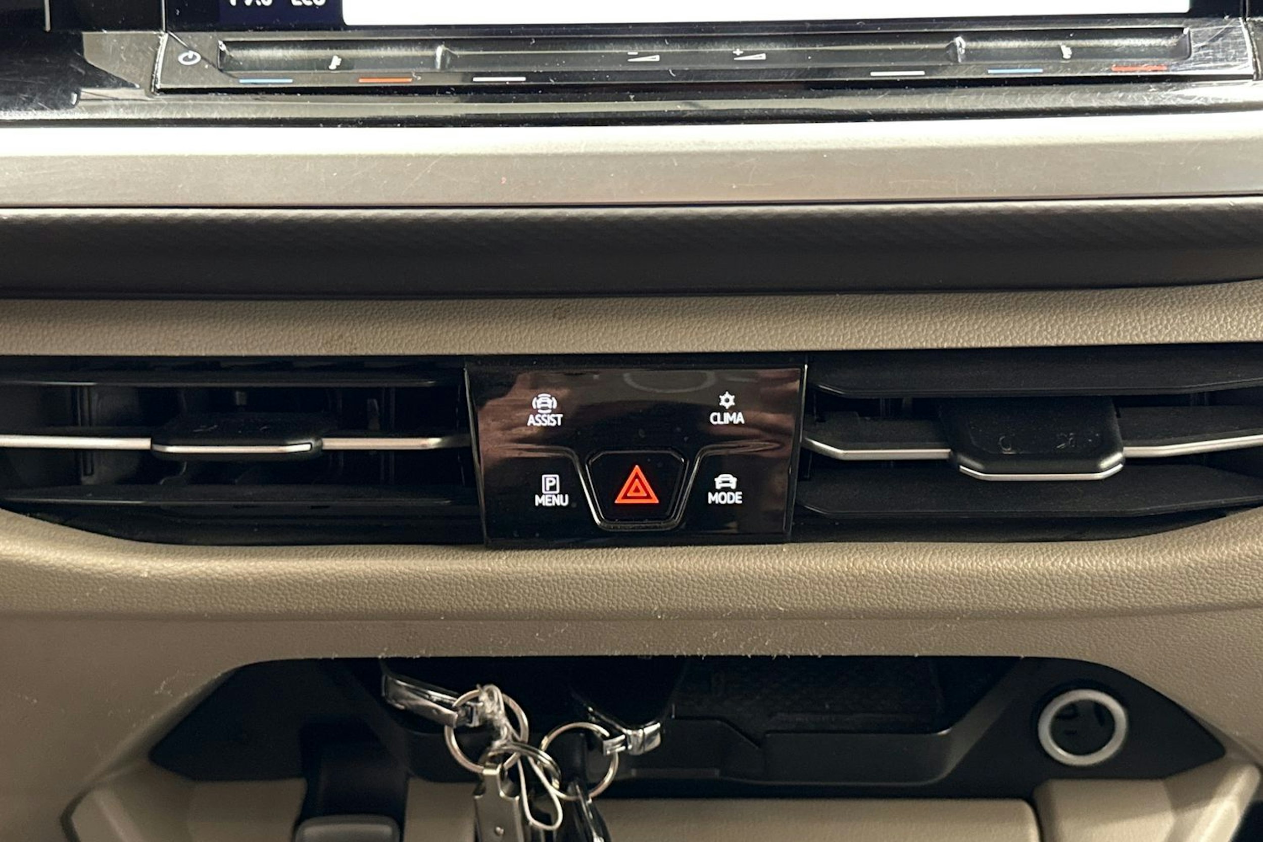 valkoinen Volkswagen Multivan 2022 kuva 28.