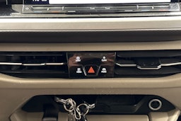 valkoinen Volkswagen Multivan 2022 kuva 28.