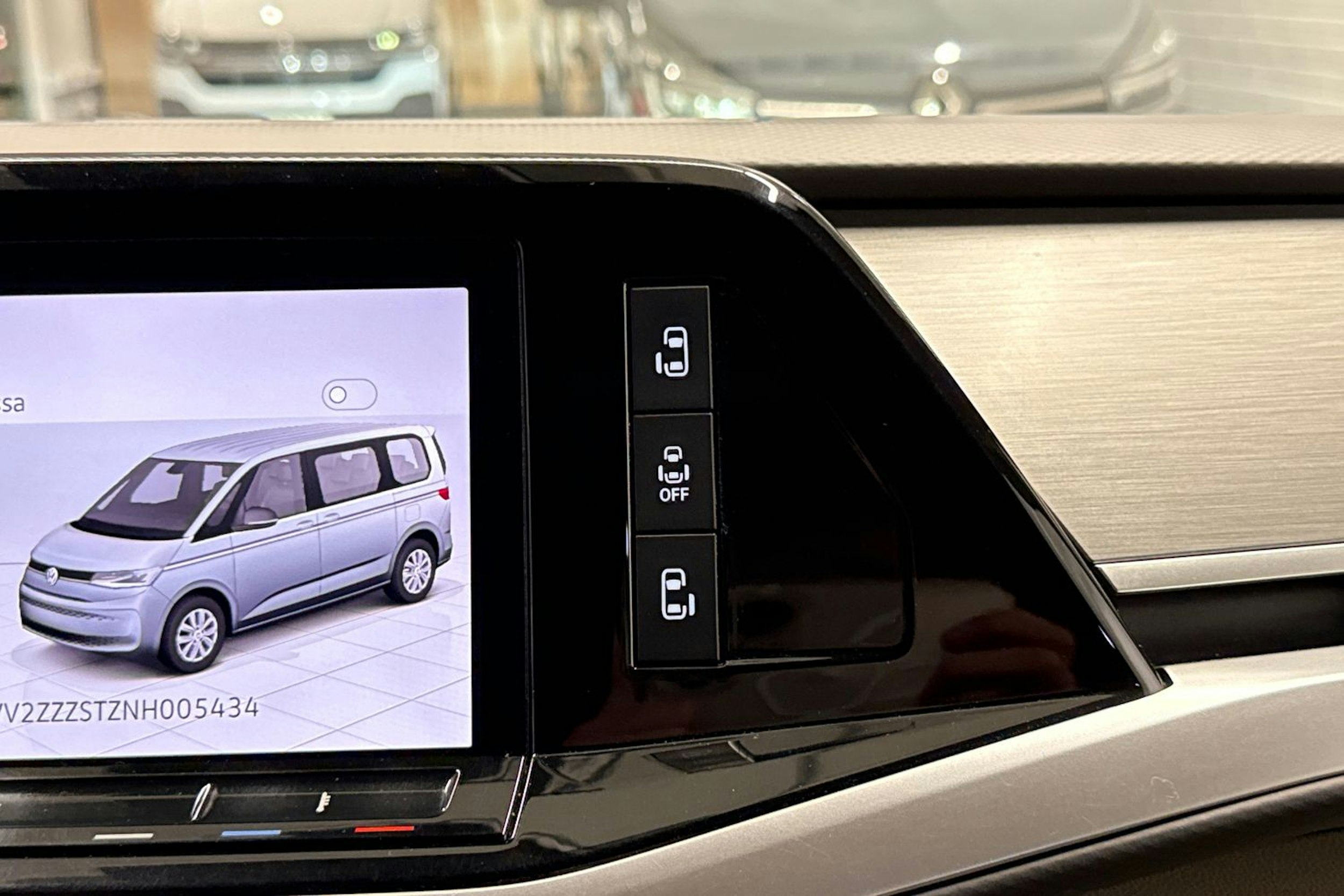 valkoinen Volkswagen Multivan 2022 kuva 29.