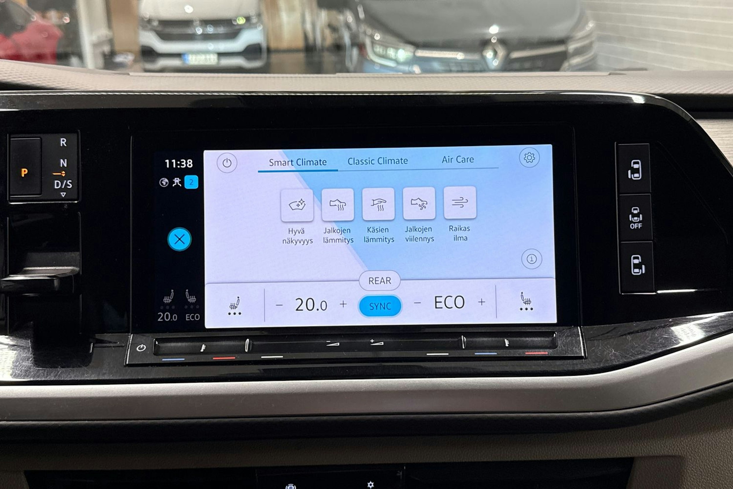 valkoinen Volkswagen Multivan 2022 kuva 30.