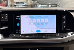 valkoinen Volkswagen Multivan 2022 kuva 30.
