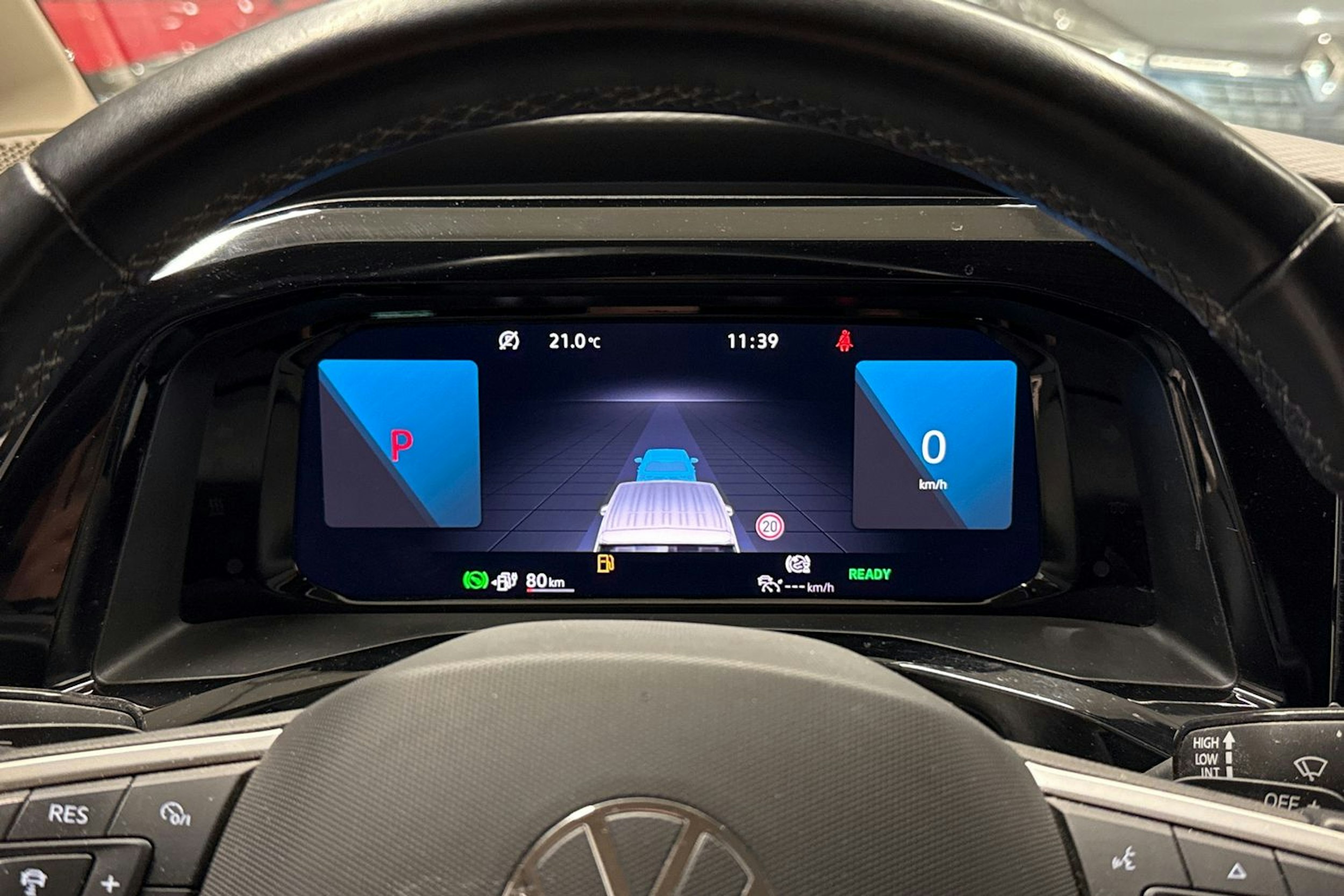 valkoinen Volkswagen Multivan 2022 kuva 31.